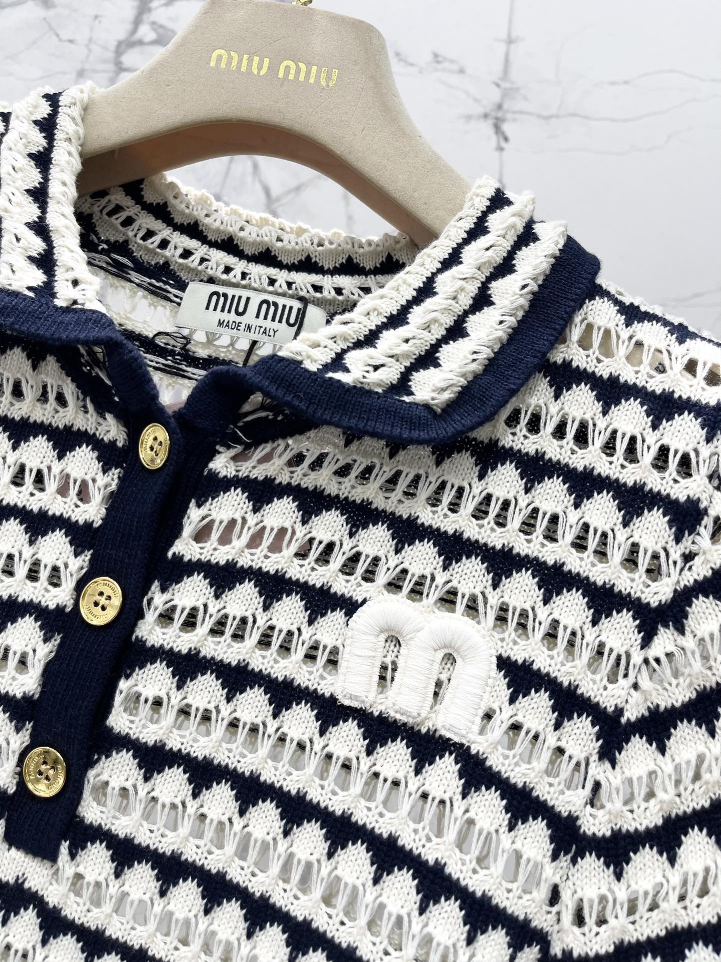 𝗠𝗜𝗨𝗠𝗜𝗨*缪缪POLO领条纹海军风针织短袖


POLO领口经典又不失时尚感，条纹元素与海军风的结合