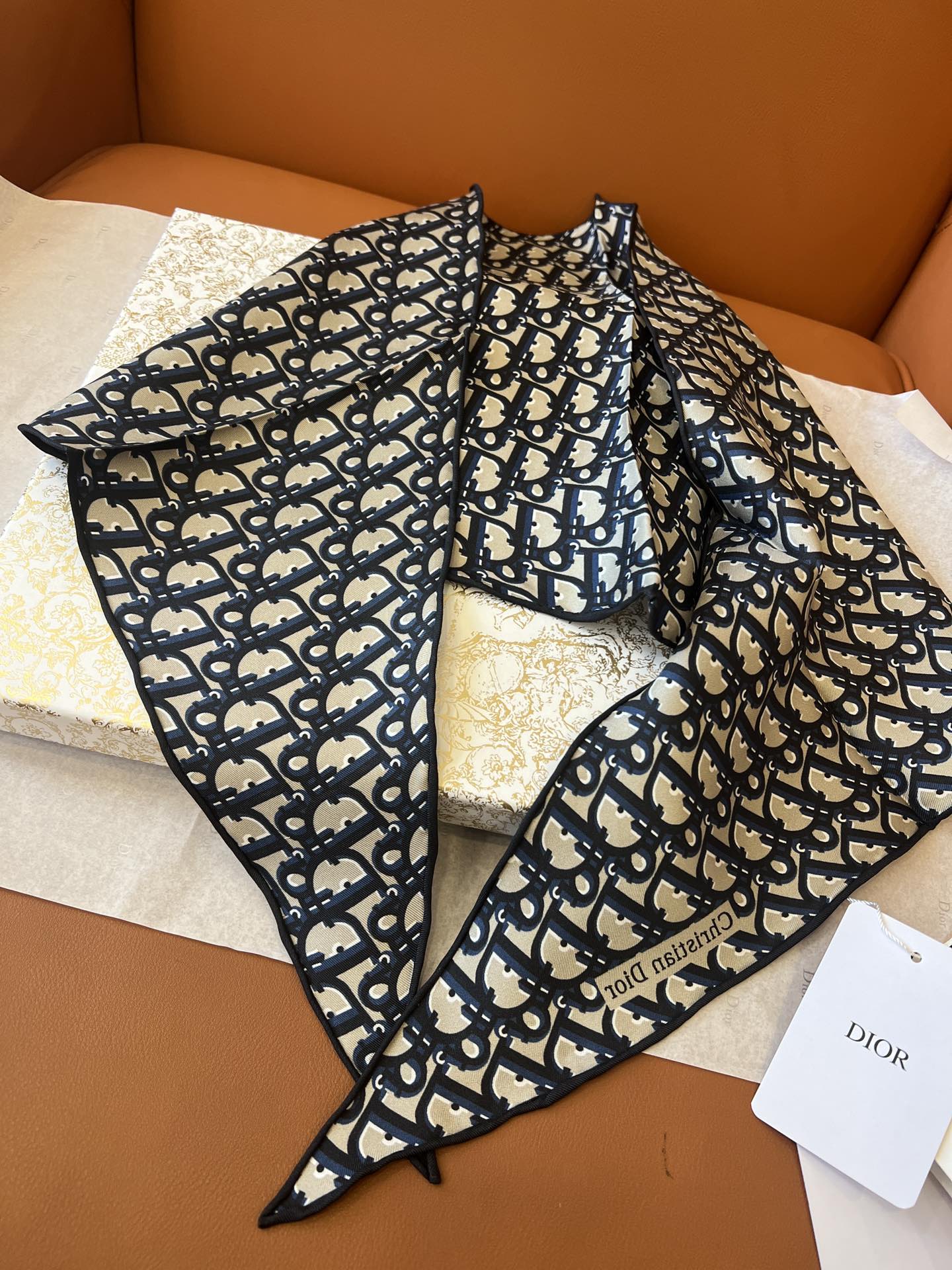价格：（不含包装）
𝐃𝐈𝐎𝐑 • 𝟐𝟓ꫛꫀꪝ《菱形巾-字母》蓝色
Size：35x110cm 100%斜