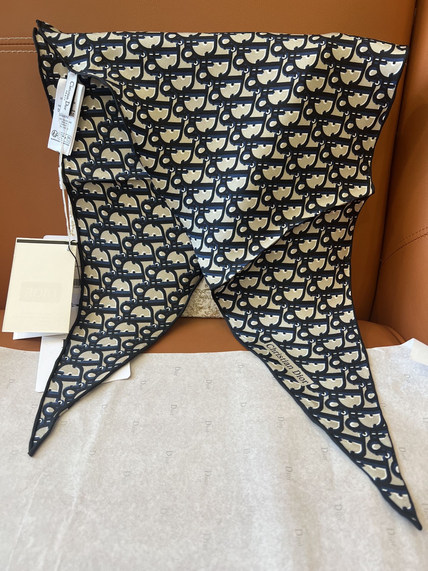 价格：（不含包装）
𝐃𝐈𝐎𝐑 • 𝟐𝟓ꫛꫀꪝ《菱形巾-字母》蓝色
Size：35x110cm 100%斜