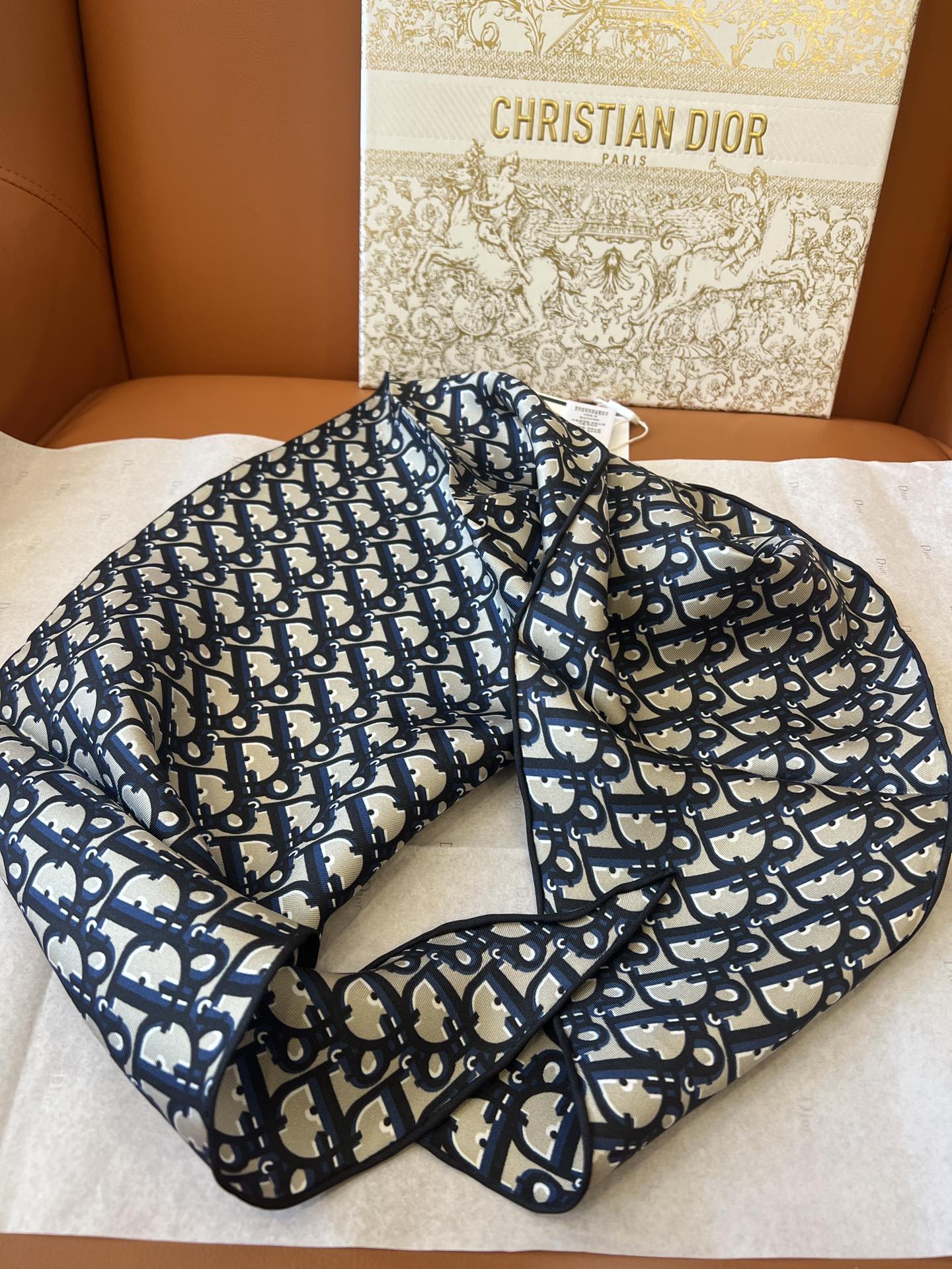 价格：（不含包装）
𝐃𝐈𝐎𝐑 • 𝟐𝟓ꫛꫀꪝ《菱形巾-字母》蓝色
Size：35x110cm 100%斜