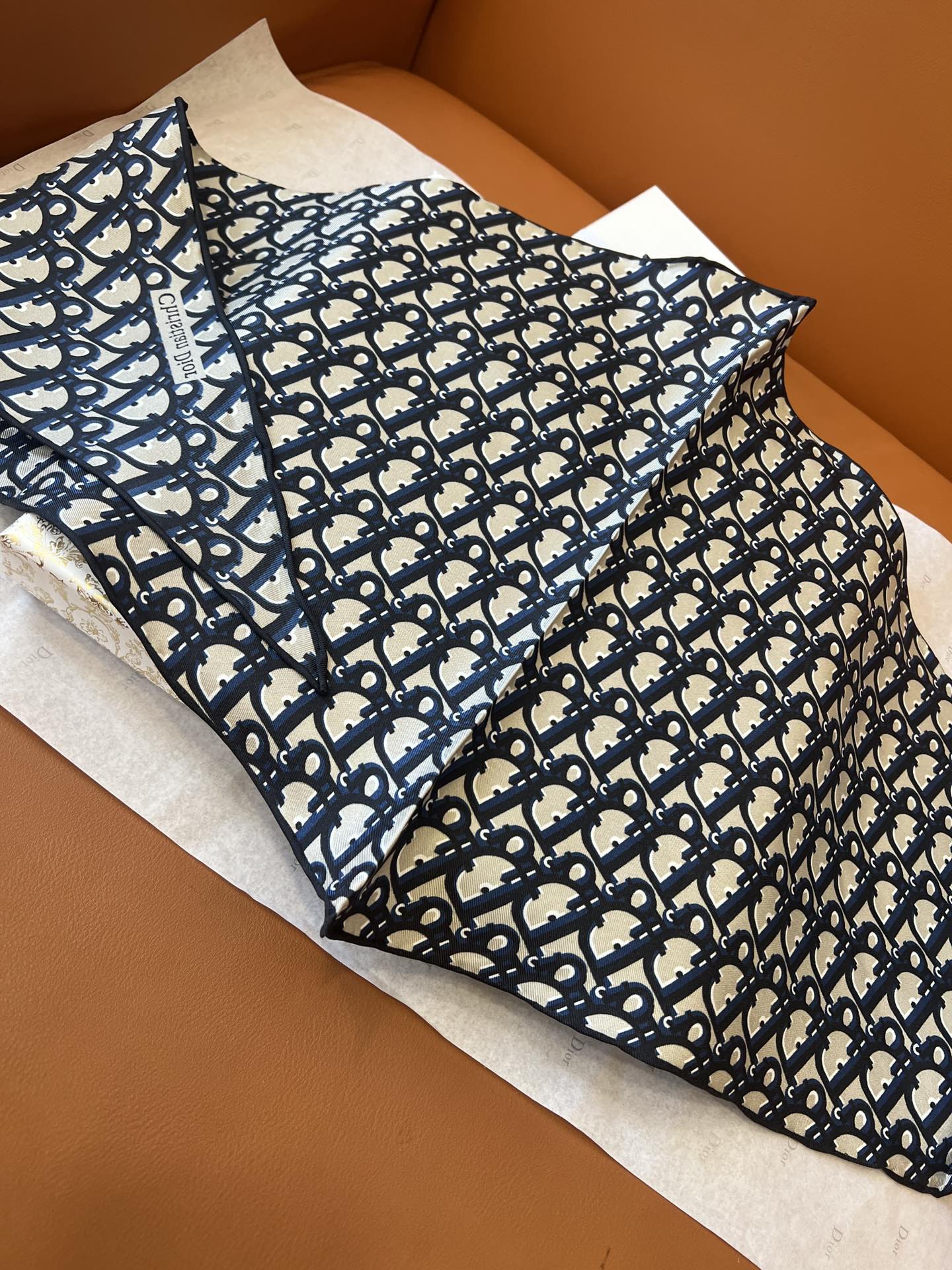 价格：（不含包装）
𝐃𝐈𝐎𝐑 • 𝟐𝟓ꫛꫀꪝ《菱形巾-字母》蓝色
Size：35x110cm 100%斜