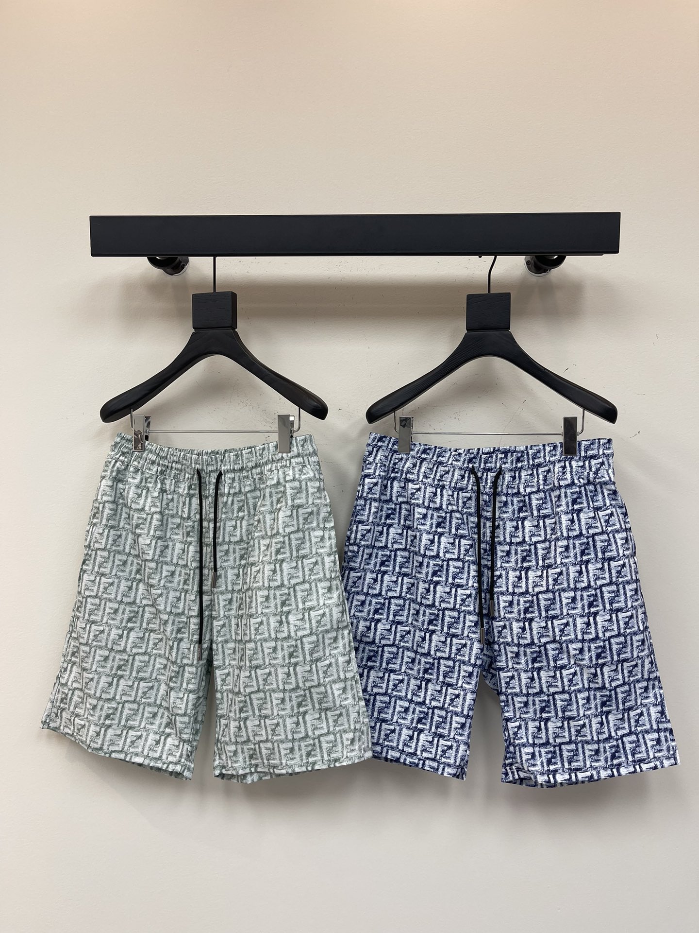 NO:334656,FEND*25 spring and summer new casual shorts five-point pants LOGO exquisitely upgraded, inspired by the retro 1980s Original fabric Official same style Shorts Custom fabric Same cylinder dyed fabric Very comfortable to touch The latest brick cabinet in spring and summer synchronized fashion and personality Super versatile Loose style is very suitable for both men and women A must-have for everyone Color: Blue/green Size S-XL, fendi, shorts, alexander wang19860909FEND*25春夏新款休闲短裤五分裤 LOGO精致升级,灵感源自八十年代复古 原版面料 官方同款 短裤 定制面料 同缸染面料 手感非常舒服  春夏最新砖柜同步 时尚又个性 超级百搭  宽松版型男女都非常合适  人手必备款 颜色: 蓝色/绿色 尺码S-XL,,fendi,shorts,alexander wang,Women's clothing