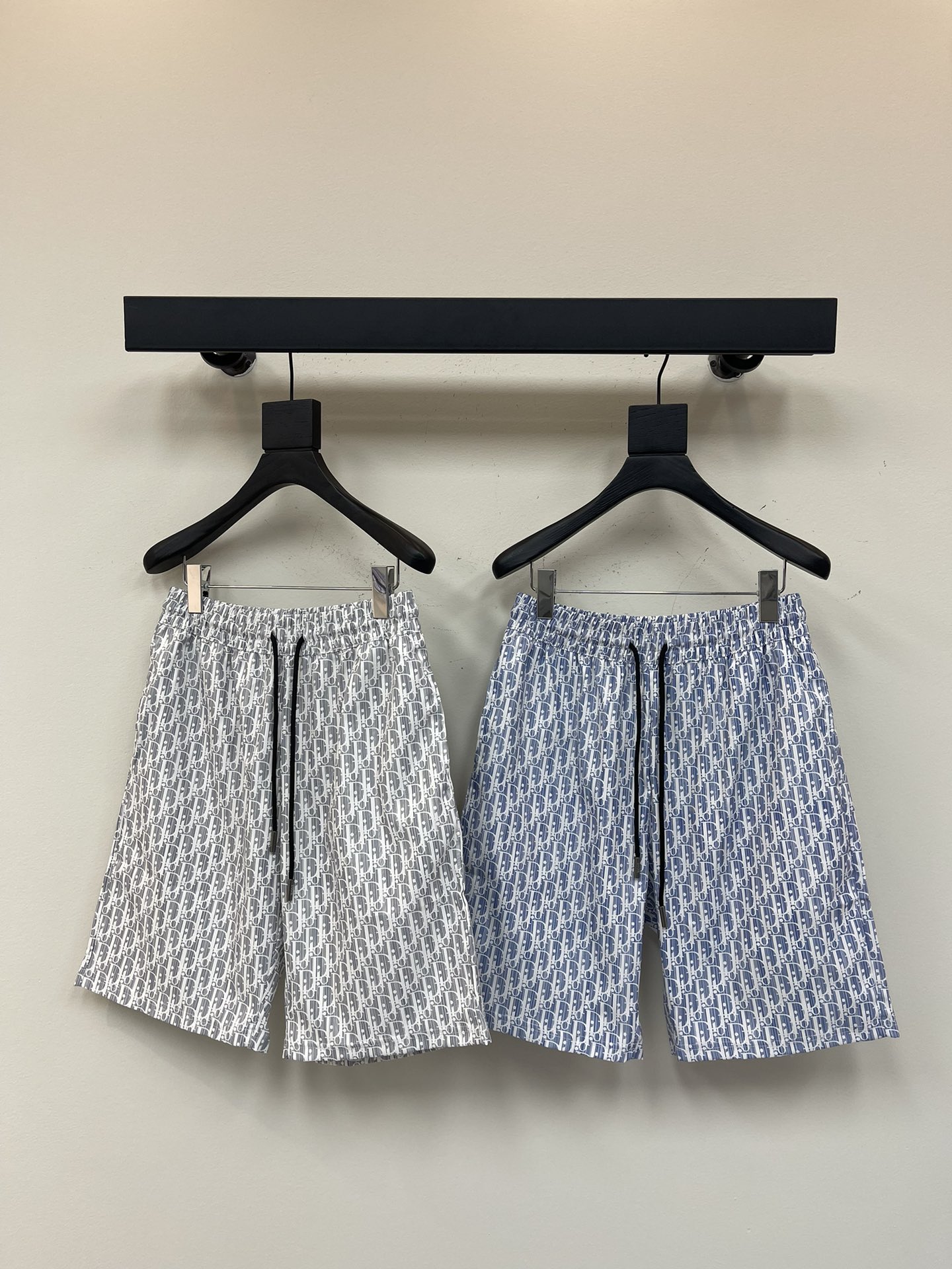 NO:334659,Dio*25 spring and summer new casual shorts five-point pants LOGO exquisitely upgraded, inspired by the retro 1980s Original fabric Official same style Shorts Custom fabric Dye fabric The same cylinder feels very comfortable The latest brick cabinet in spring and summer synchronized, fashionable and personalized, super versatile, loose style is very suitable for both men and women, essential models for people's hands Color: blue/grey Size S-XL,,dior, shorts,alexander wang19860909Dio*25春夏新款休闲短裤五分裤 LOGO精致升级,灵感源自八十年代复古 原版面料 官方同款 短裤 定制面料 同缸染面料 手感非常舒服  春夏最新砖柜同步 时尚又个性 超级百搭  宽松版型男女都非常合适  人手必备款 颜色: 蓝色/灰色 尺码S-XL,,dior,shorts,alexander wang,Women's clothing