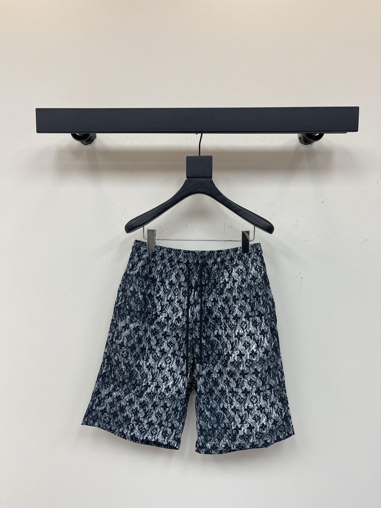 NO:334662,Louis Vuitto*25 spring and summer new casual shorts five-point pants LOGO exquisitely upgraded, inspired by the retro 1980s Original fabric Official same style Shorts Custom fabric Dye fabric The same cylinder feels very comfortable The latest brick cabinet in spring and summer synchronized, fashionable and personalized, super versatile, loose style is very suitable for both men and women, essential models for people's hands Color: black Size S-XL,,louis vuitton, shorts,alexander wang19860909Louis Vuitto*25春夏新款休闲短裤五分裤 LOGO精致升级,灵感源自八十年代复古 原版面料 官方同款 短裤 定制面料 同缸染面料 手感非常舒服  春夏最新砖柜同步 时尚又个性 超级百搭  宽松版型男女都非常合适  人手必备款 颜色: 黑色 尺码S-XL,,louis vuitton,shorts,alexander wang,Women's clothing