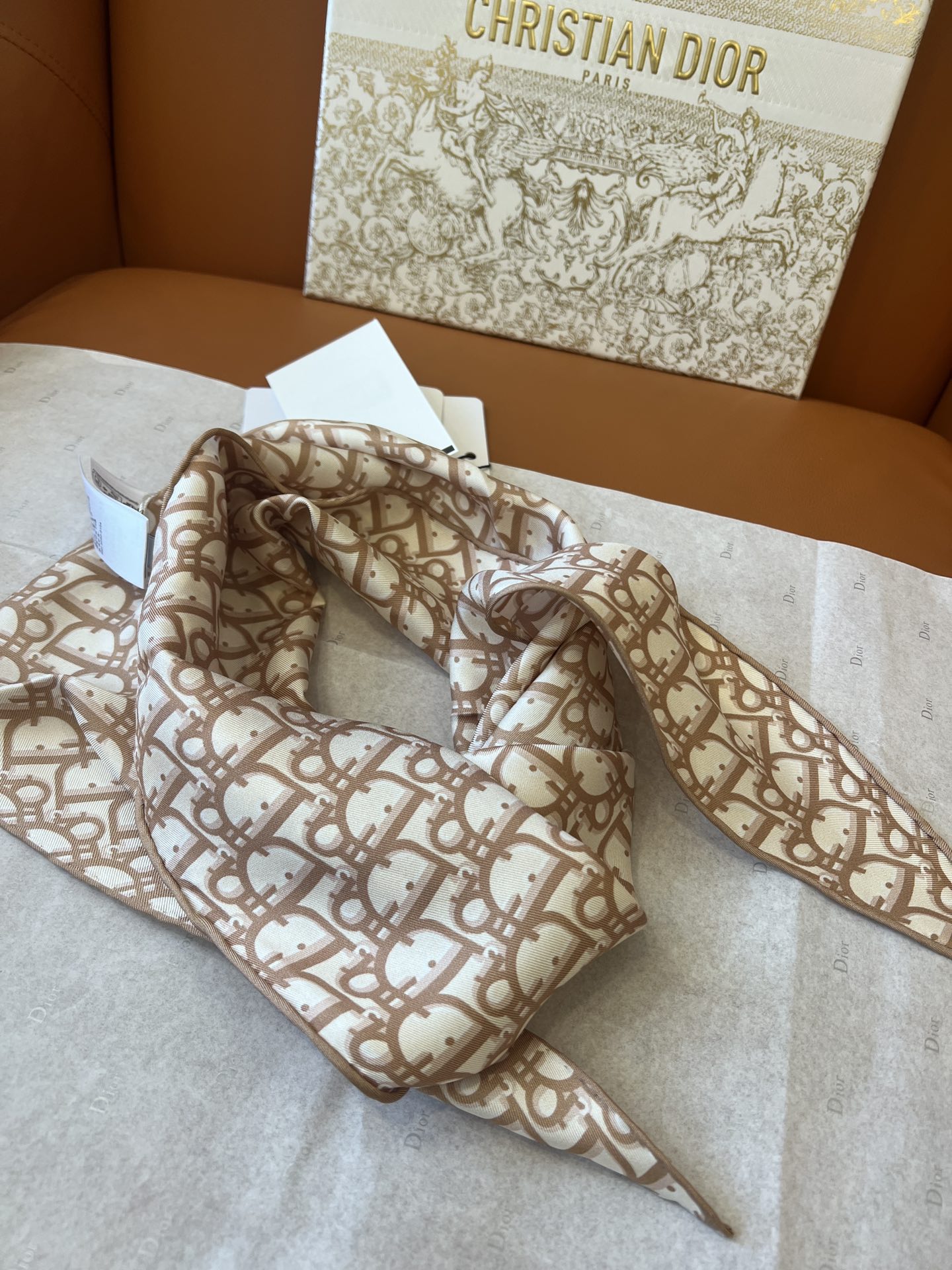 价格：（不含包装）
𝐃𝐈𝐎𝐑 • 𝟐𝟓ꫛꫀꪝ《菱形巾-字母》驼色
Size：35x110cm 100%斜