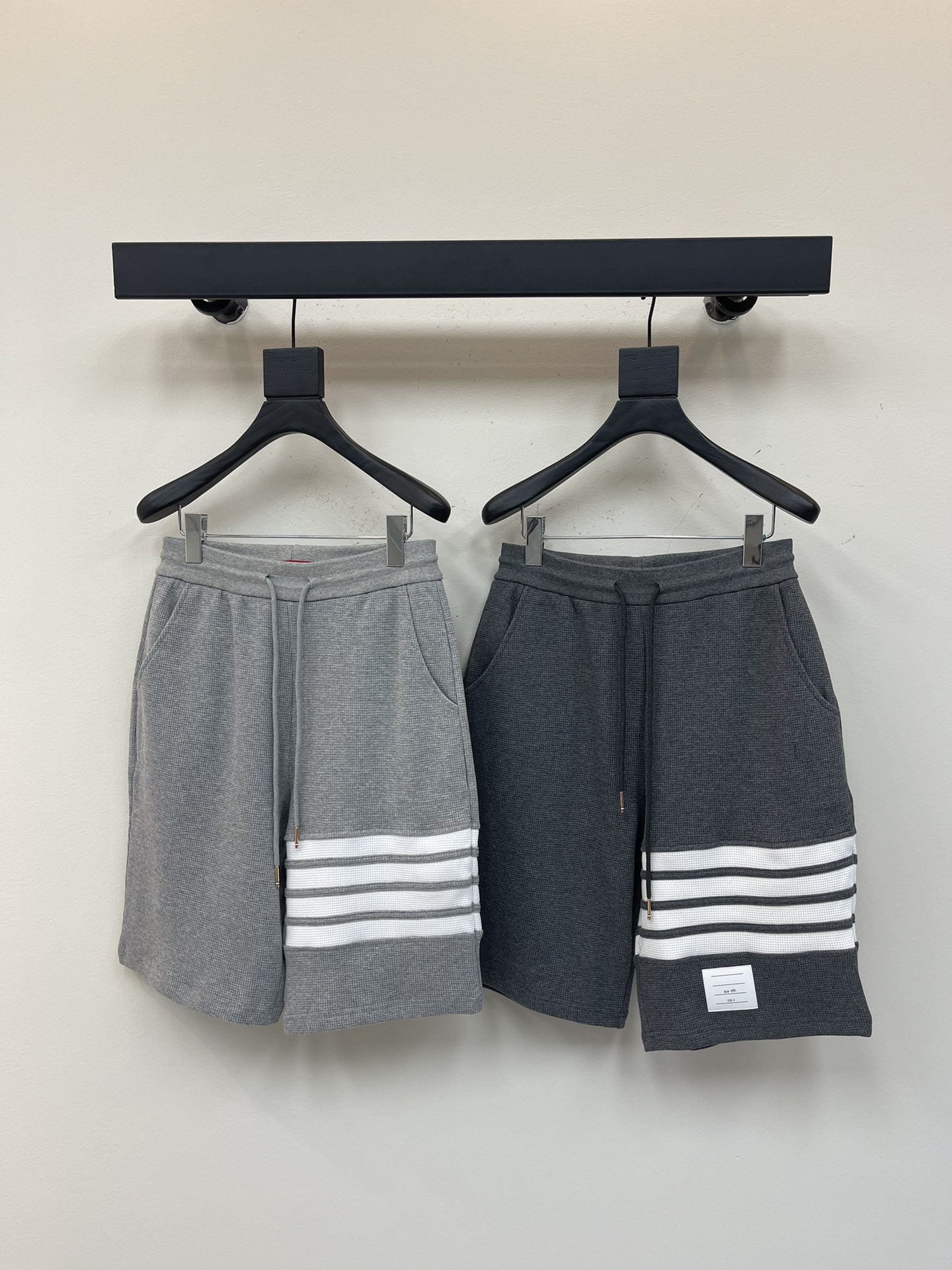 NO:334669,TBOM BROWN*25 Spring and Summer New TB Four-Band Men's and Women's Same Sports and Casual Shorts Cropped Pants!  Imported pure cotton material, it is breathable and comfortable to wear with close body, and the style is very three-dimensional, beautiful colors, eye-catching and fashionable!  The unique patterns will definitely make you stand out in the crowd!  The casual and loose five-point pants cutout   elastic drawstring waist design, the upper body effect is age-reducing and versatile, and it can be easily used for daily casual outfits for both men and women!  Size 0/1/2/3/4, shorts, alexander wang19860909TBOM BROWN*25春夏新款TB四条杠男女同款运动休闲短裤五分裤！进口纯棉材质,贴身穿着透气亲肤舒适,版型非常具有立体效果色彩靓丽、吸睛时髦度爆棚！与众不同的图案绝对可以让你在人群中出彩万分！休闲宽松的五分裤版型裁剪 松紧抽绳裤腰设计,上身效果减龄又百搭,轻松Get起日常休闲穿搭,男女皆可轻松驾驭！尺码0/1/2/3/4,,shorts,alexander wang,Women's clothing