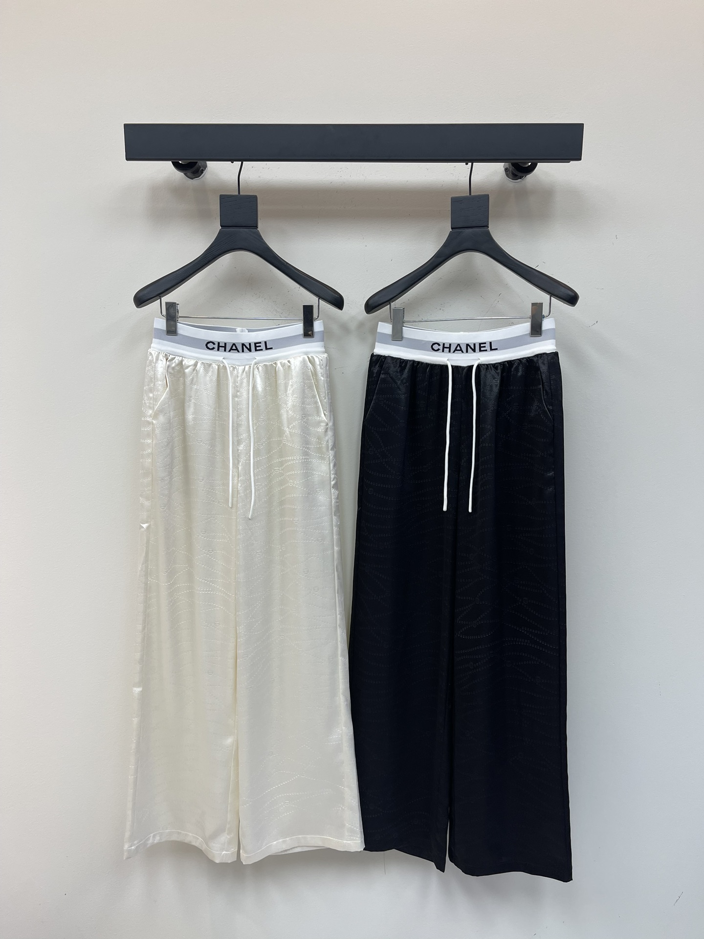 NO:333265,Chane*25 new small fragrance draped straight-leg casual pants. A versatile casual pants with a very design feel. Long legs are harvested. Customized exclusive letter logo elastic webbing. High-end fabric. The drape is just right. The contrasting colors are very durable. Show off long legs. High-end products. Classic tailoring makes you look slimming and legs look longer. Extend the body proportions. The strength covers the flesh and makes you look slimming!  Eternal classics are absolutely not to be missed. It is fashionable in capital with any style. It is extremely practical and has a perfect fit. It has a perfect score for comfort. SML, chanel, alexander wang19860909Chane*25新款小香垂坠直筒休闲裤 极具设计感的一款百搭休闲裤 大长腿收割 定制专属字母Logo松紧织带 高定面料 垂感度刚好 撞色色系非常耐看 秀出大长腿 高端出品 经典剪裁视觉显瘦显腿长 拉长身材比例 实力遮肉显瘦！ 永恒经典是绝对不可错过的 搭配任何风格都是大写的时髦 实穿度极高 舒适度满分 SML,,chanel,alexander wang,Women's clothing