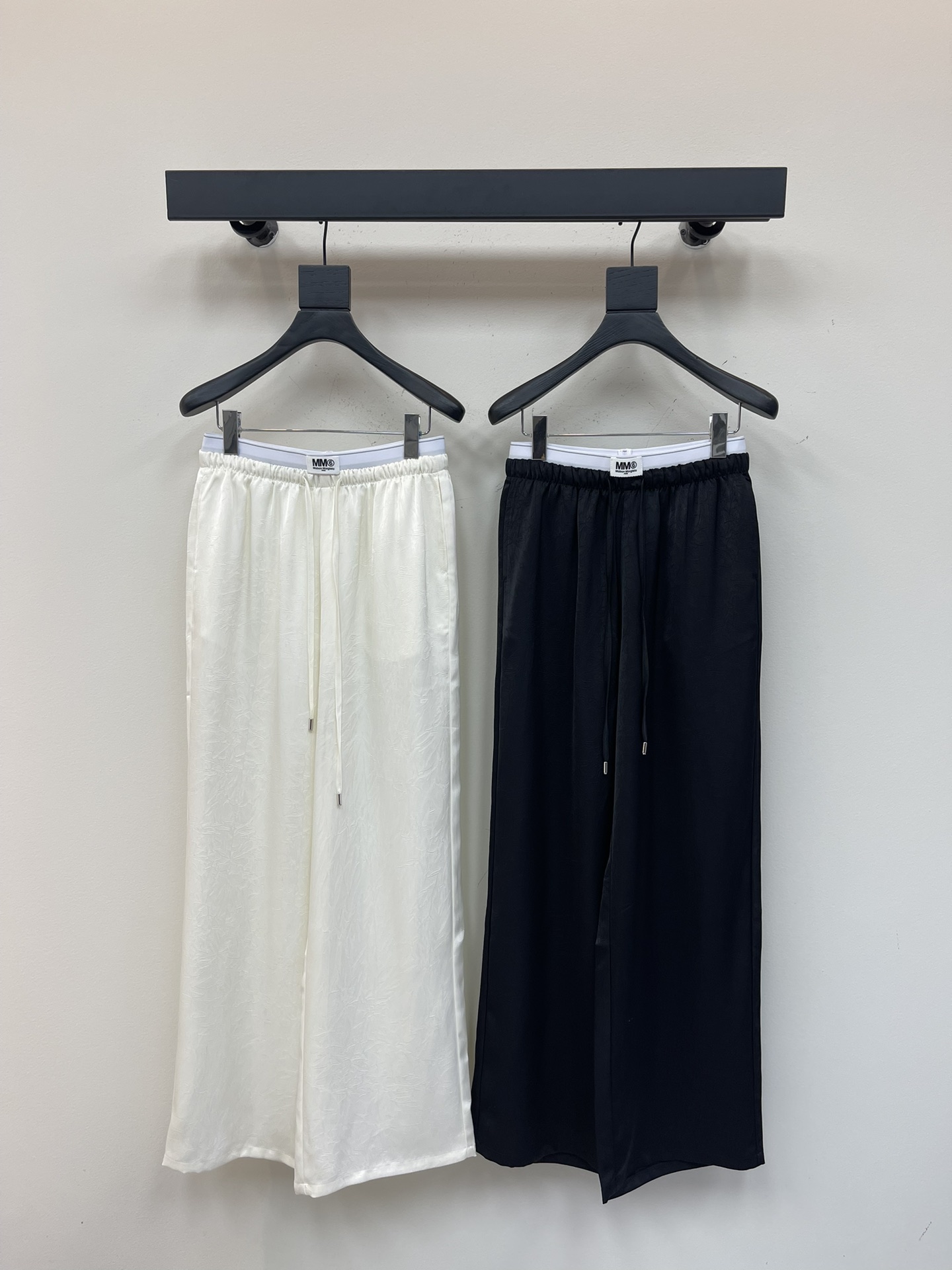 NO:333268,MM6*25 new straight-leg casual pants. A versatile casual pants with a very design sense. Long legs are harvested. Customized exclusive letter logo elastic webbing. High-end fabric. The drape is just right. The contrasting colors are very durable. Show off long legs. High-end products. Classic tailoring makes you look slimming and legs longer. Extend the body proportions. The strength covers the flesh and makes you look slimming!  Eternal classics are absolutely not to be missed. It is fashionable in capital with any style. It is extremely practical and has a perfect fit. It has a perfect score for comfort. SML,,masion margiela,alexander wang19860909MM6*25新款直筒休闲裤 极具设计感的一款百搭休闲裤 大长腿收割 定制专属字母Logo松紧织带 高定面料 垂感度刚好 撞色色系非常耐看 秀出大长腿 高端出品 经典剪裁视觉显瘦显腿长 拉长身材比例 实力遮肉显瘦！ 永恒经典是绝对不可错过的 搭配任何风格都是大写的时髦 实穿度极高 舒适度满分 SML,,masion margiela,alexander wang,Women's clothing