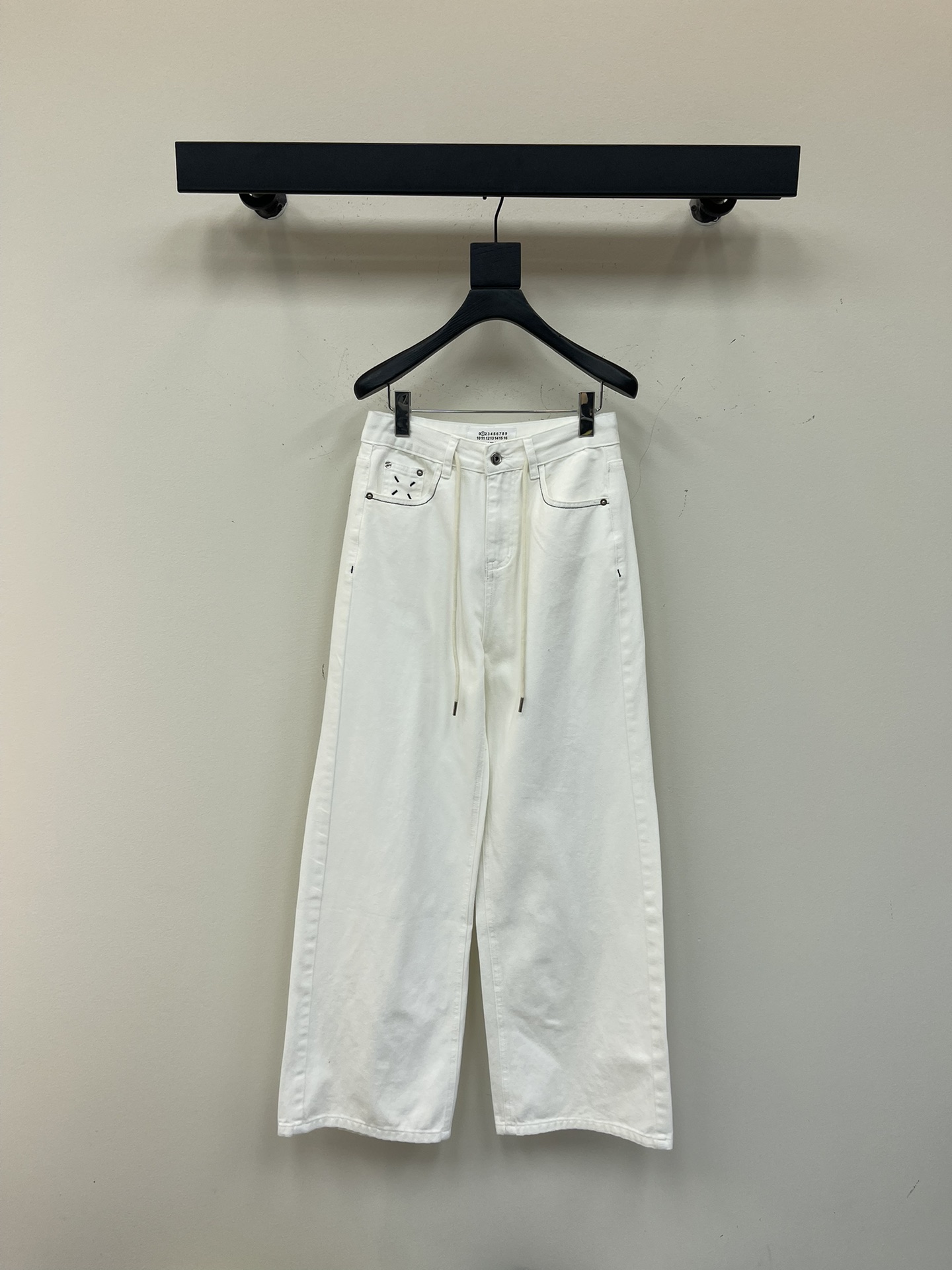 NO:333264,MM6*25 new classic rear pocket embroidered letter jeans. Classic letter embroidery decoration, craft washing, soft fabric, comfortable and unrestrained, full of lazy style!  Straight-tube style, high-slim and huge, easy to wear, with a belly-closing effect, fashionable and exquisite love, loose cut, comfortable and stylish. Full of design sense, easy to shape the super long legs, the universal matching king of all seasons!  SML,masion margiela,jeans,alexander wang19860909MM6*25新款经典后口袋刺绣字母牛仔裤.经典字母刺绣装饰,工艺洗水,面料柔软,穿着舒适无束缚感,满满的慵懒风！直筒版型,显高显瘦巨好穿,自带收腹效果,时髦精的大爱,宽松裁剪,舒适有型两不误.满满的设计感,轻松塑造超长腿型,四季万能搭配王！SML,,masion margiela,jeans,alexander wang,Women's clothing