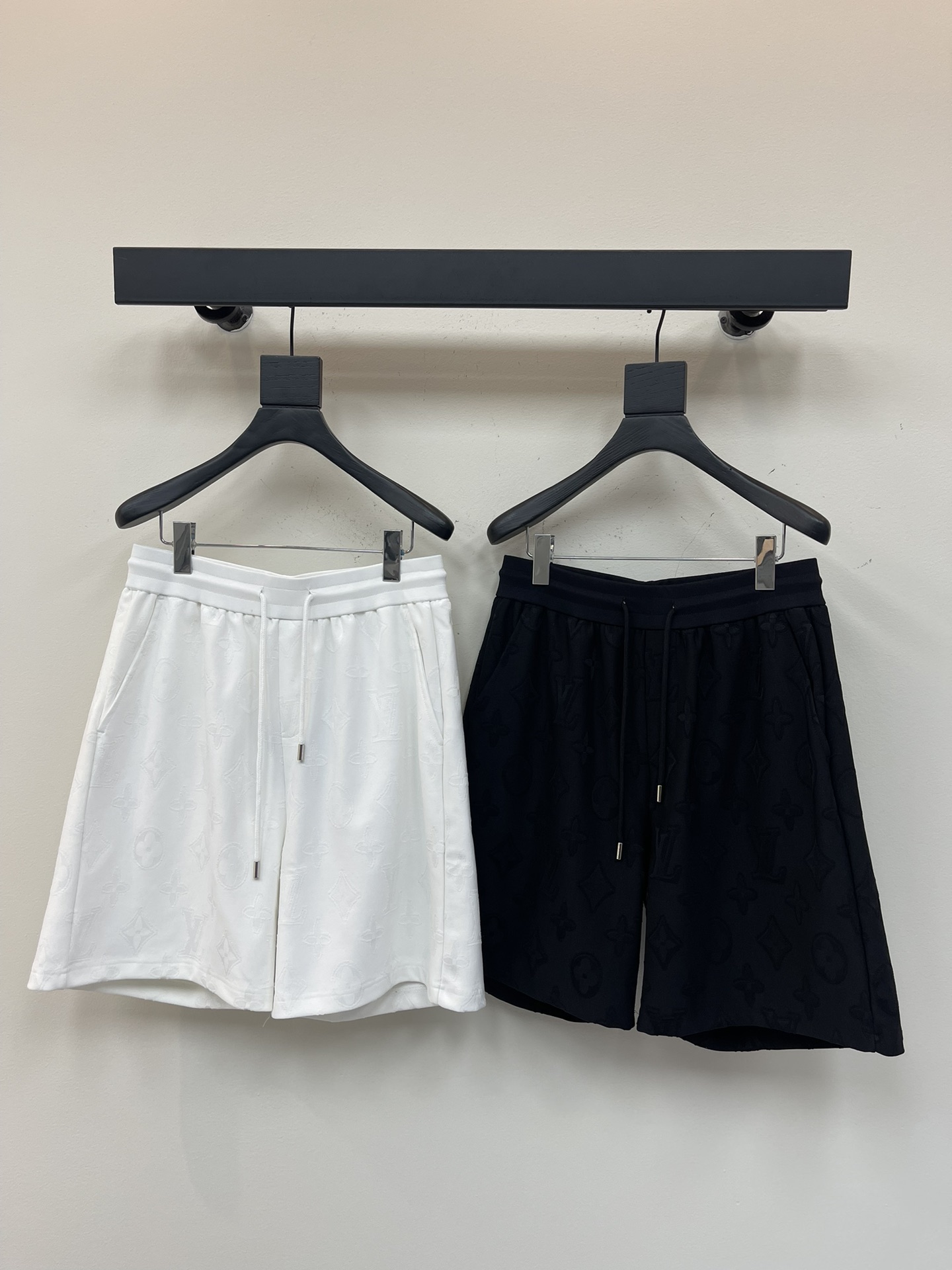 NO:334668,Louis Vuitto*25 Spring and Summer New Men and Women's Same Casual Drawstring Shorts, Sports and Casual Cropped Pants!  Imported pure cotton material, it is breathable and comfortable to wear with close body, and the style is very three-dimensional, beautiful colors, eye-catching and fashionable!  The unique patterns will definitely make you stand out in the crowd!  The casual and loose five-point pants cutout   elastic drawstring waist design, the upper body effect is age-reducing and versatile, and it can be easily used for daily casual outfits for both men and women!  Size S-XL, louis vuitton, shorts, alexander wang19860909Louis Vuitto*25春夏新款男女同款休闲抽绳短裤,运动休闲五分裤！进口纯棉材质,贴身穿着透气亲肤舒适,版型非常具有立体效果色彩靓丽、吸睛时髦度爆棚！与众不同的图案绝对可以让你在人群中出彩万分！休闲宽松的五分裤版型裁剪 松紧抽绳裤腰设计,上身效果减龄又百搭,轻松Get起日常休闲穿搭,男女皆可轻松驾驭！尺码S-XL,,louis vuitton,shorts,alexander wang,Women's clothing