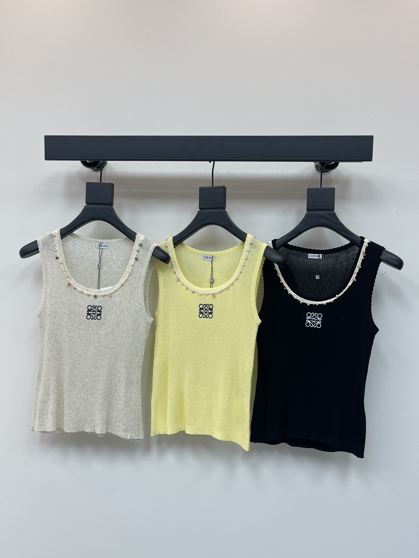 NO:333403,Loew*25 Spring and Summer New Lace Collar Knitted Vest!  Custom knitted material, high-quality texture, comfortable and soft, collar lace colored beads design, letter logo decoration on the chest, highlight the brand tone, and show the Miao's best-known exquisite age-reducing style!  SML, loewe,alexander wang19860909Loew*25春夏新款花边领针织背心！定制针织材质 质感高级 舒适柔软 领口花边彩色珠片设计 胸前字母标识装饰 彰显品牌调性 展现缪氏最拿手的减龄精致风格！SML,,loewe,alexander wang,Women's clothing