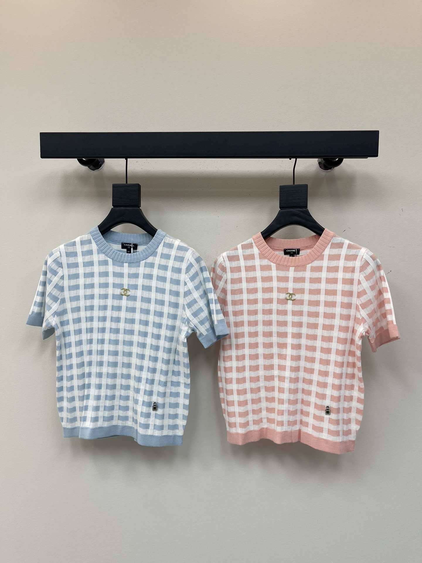 NO:333286,CHANE*25 Spring and Summer New Striped Check Knitted Short Sleeves!  Custom imported yarn weaving, double C-point diamond logo decorates the ready-to-wear, stripes are used to press the line design, presenting a plaid effect, hand sleeves and neckline hem threads are edging, exquisite and elegant!  SML, chanel, T-shirt, alexander wang19860909CHANE*25春夏新款条纹格纹针织短袖！定制进口纱线织造 双C点钻徽标装饰成衣 条纹沿用压线设计 呈现出格纹效果 手袖与领口衣摆螺纹收边 精致又气质！SML,,chanel,T-shirt,alexander wang,Women's clothing