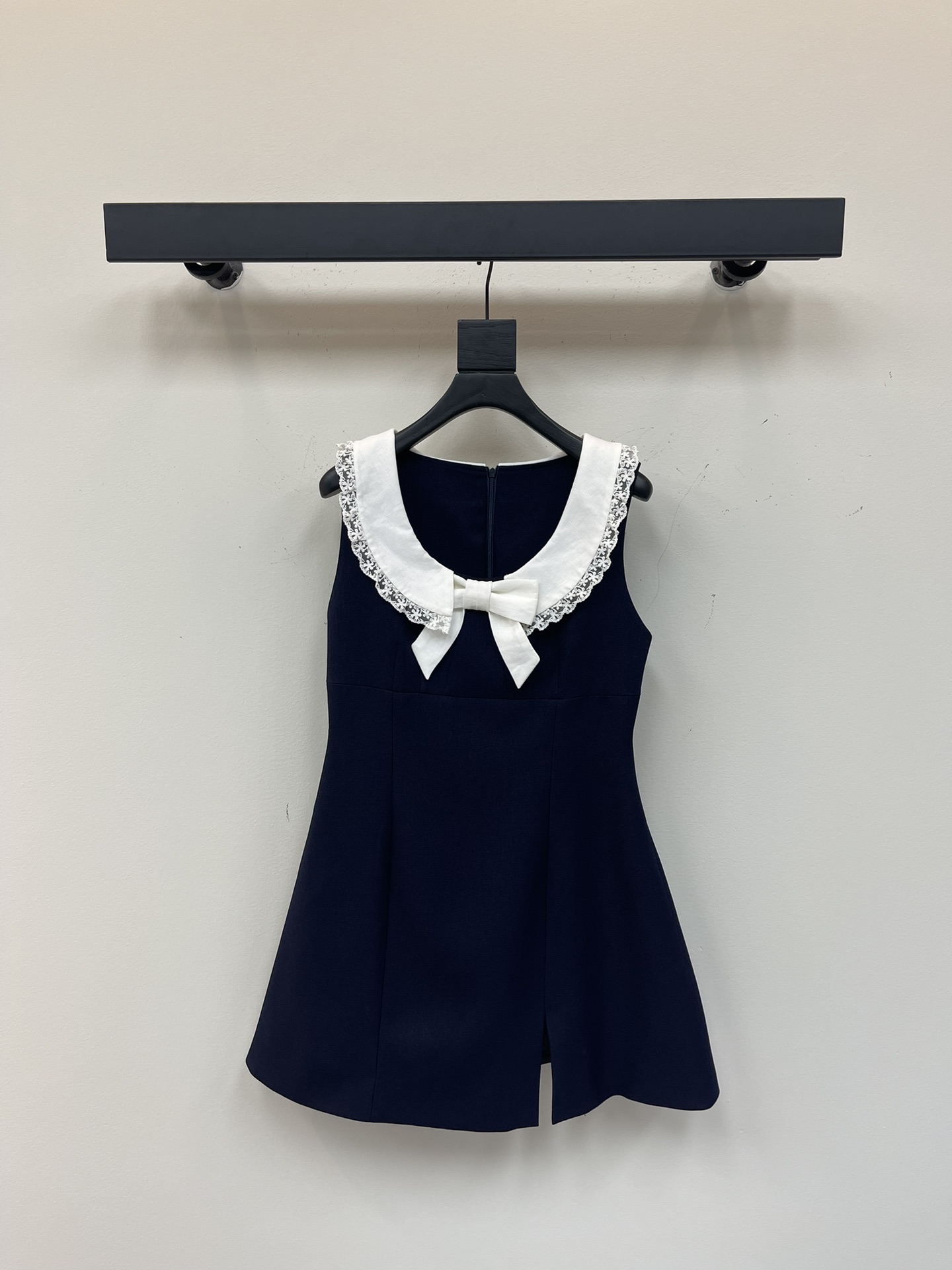 NO:334109,SS————Retro lace contrasting colors for spring and summer products, positioning bows are exquisite and beautiful and fashionable, simple and elegant, the upper body is super beautiful, the navy blue splicing white is elegant and timeless, the worsted twill fabric is very high-end, a clavicle shows the waist and legs, whoever wears it looks good, SML, alexander wang19860909SS———春夏新品复古花边撞色 定位蝴蝶结精致好看又洋气 简洁大方的裁剪设计版型上身超美 藏蓝色拼接白色优雅永不过时 精纺斜纹面料很高级 一条显锁骨显腰身显腿长的 谁穿谁好看 SML,,alexander wang,Women's clothing