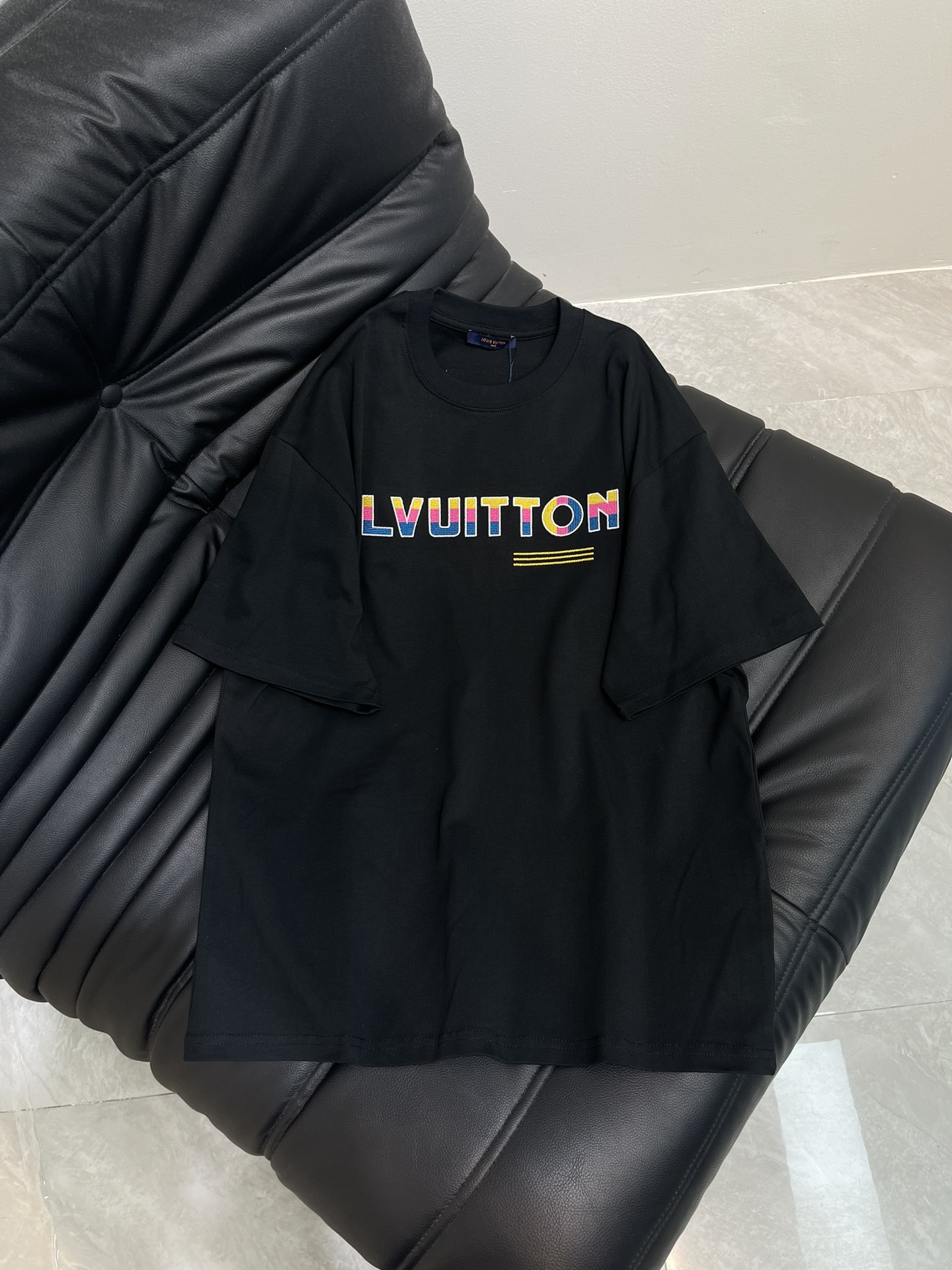 NO:334671,Louis Vuitto*25 new rainbow embroidered letter short-sleeved T-shirt. All cotton fabric, soft fabric, skin-friendly and comfortable. The back of the rainbow embroidered letters on the chest is painted printed graffiti logo. Fashion experts who pursue trends and unique styles, wear it and let you stand out from the crowd. The same style as men and women!  S-XL, louis vuitton, T-shirt,tees, t-shirt,alexander wang19860909Louis Vuitto*25新款彩虹刺绣字母短袖T恤.全棉面料,面料柔软,亲肤舒适.胸前彩虹刺绣字母后幅彩绘印花涂鸦标识.追求潮流与独特风格的时尚达人,穿上它,让你在人群中脱颖而出.男女同款！S-XL,,louis vuitton,T-shirt,tees，t-shirt,alexander wang,Women's clothing