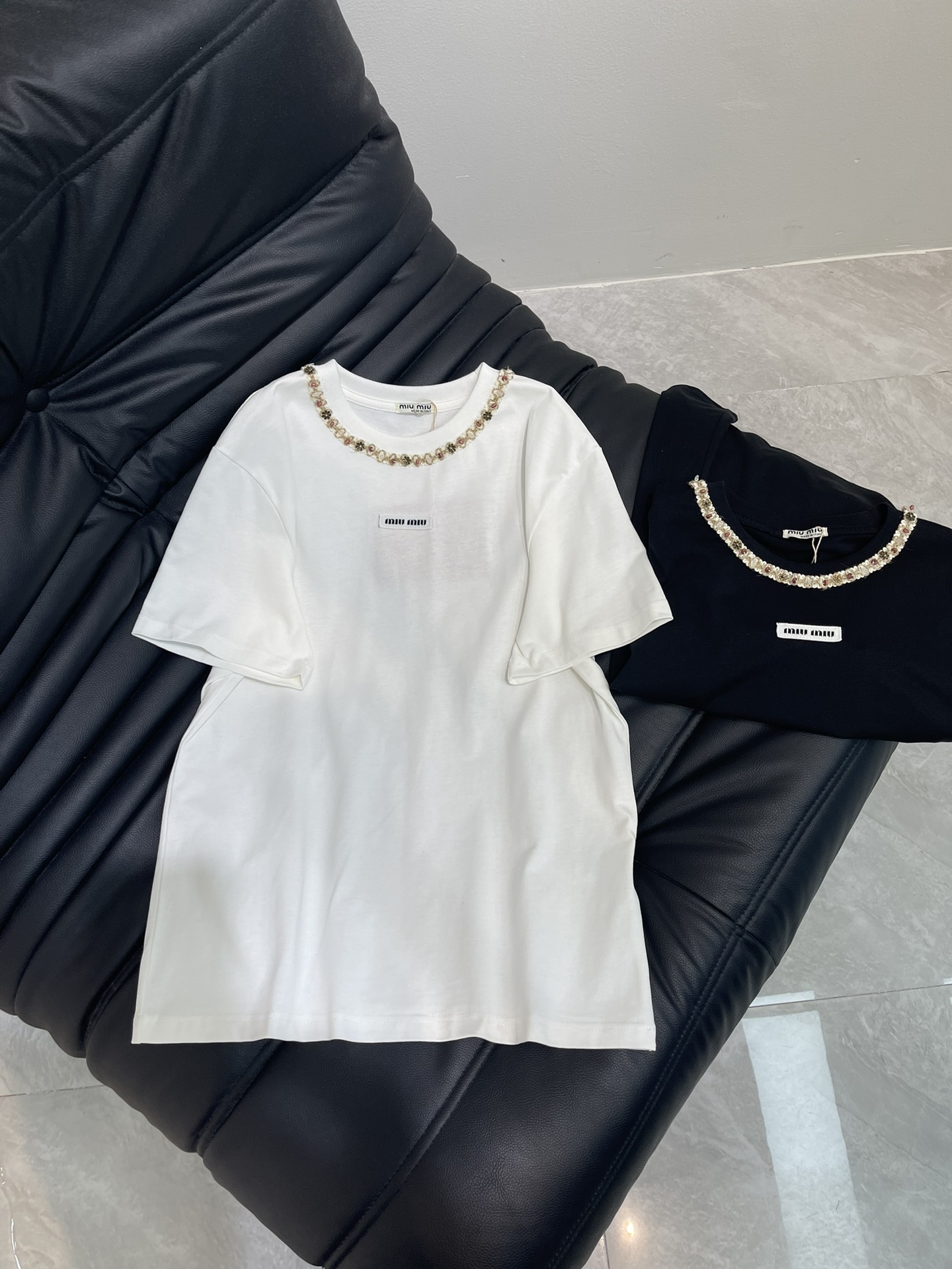 NO:333400,Miumi*25 spring and summer new ethnic collar ribbed short-sleeved T-shirt!  Imported pure cotton fabric, the classic style is versatile and not picky, and the upper body is very beautiful!  SML, miumiu, T-shirt,tees, t-shirt,alexander wang19860909Miumi*25春夏新款民族风领罗纹小标短袖T恤！进口纯棉面料,经典版型百搭不挑人,上身非常漂亮！SML,,miumiu,T-shirt,tees，t-shirt,alexander wang,Women's clothing