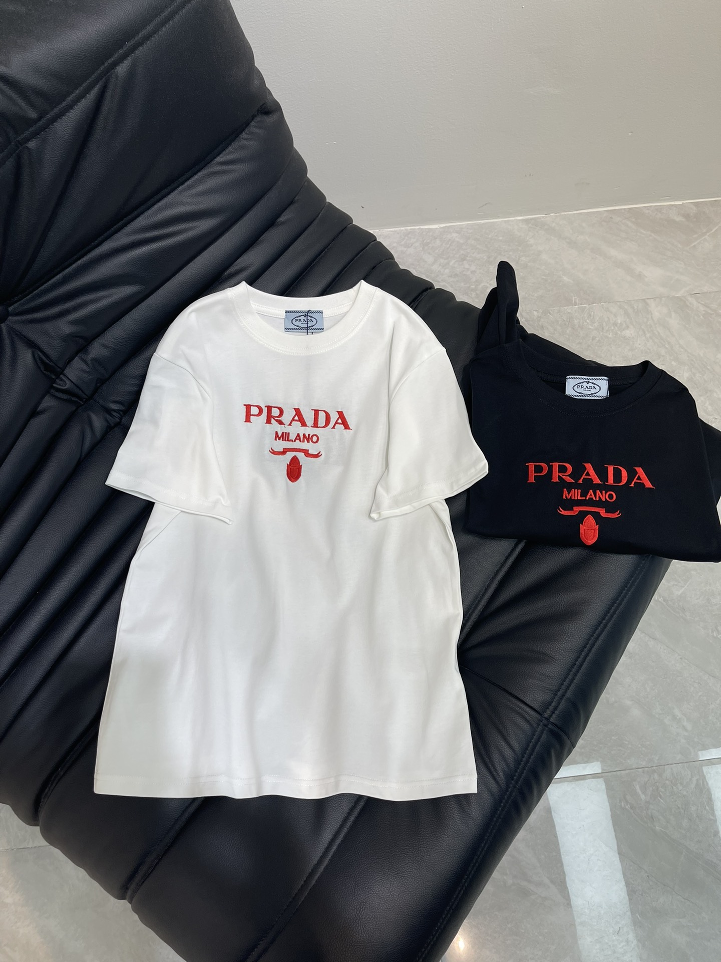 NO:333402,Prad*25 spring and summer new red logo embroidered short-sleeved T-shirt. Imported pure cotton fabric, the classic style is versatile and not picky, and the upper body is very beautiful!  SML, prada, T-shirt,tees, t-shirt,alexander wang19860909Prad*25春夏新款红色logo刺绣短袖T恤.进口纯棉面料,经典版型百搭不挑人,上身非常漂亮！SML,,prada,T-shirt,tees，t-shirt,alexander wang,Women's clothing