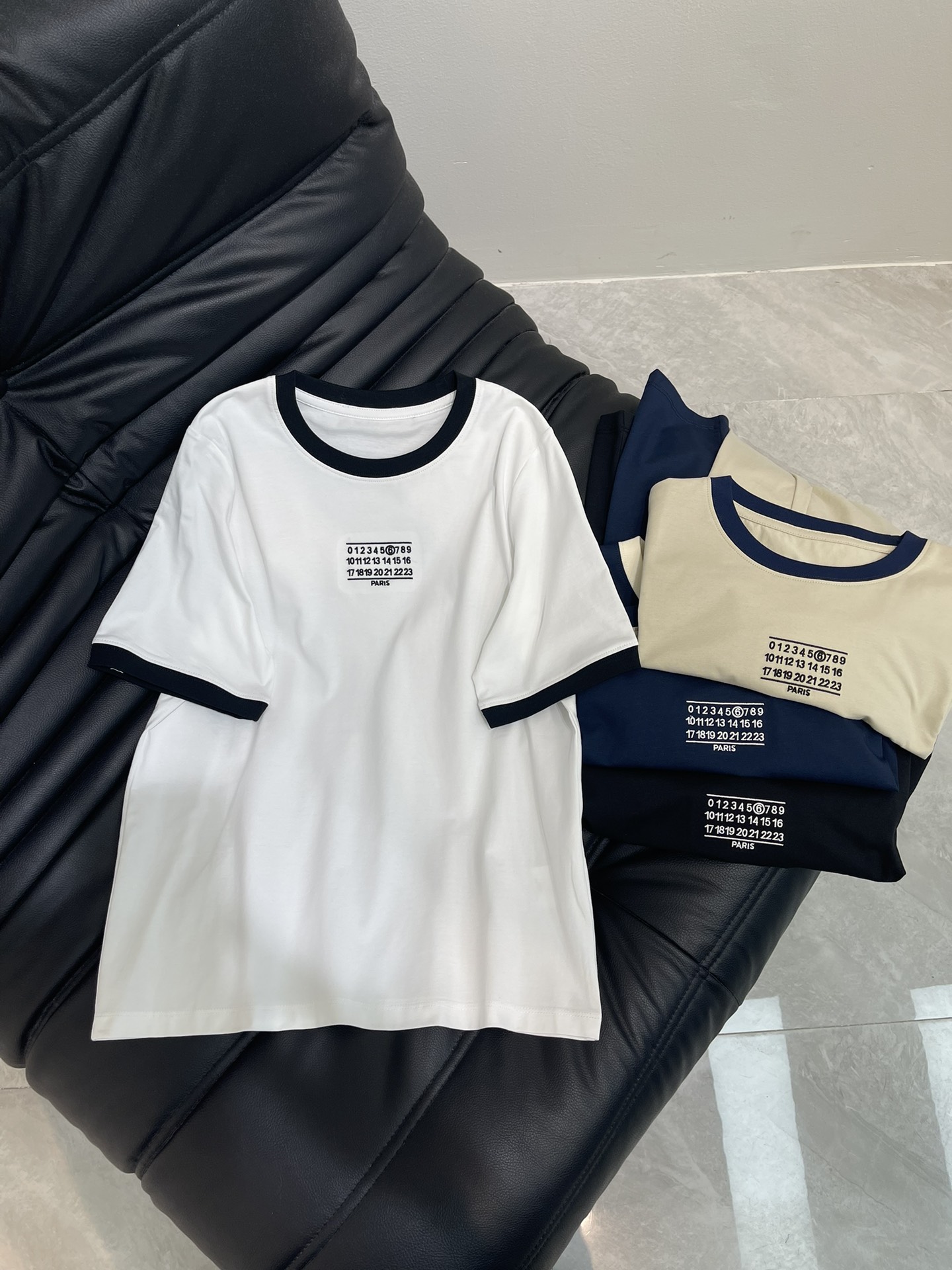 NO:333404,MM6 Majira's new spring and summer 25 new classic embroidered short-sleeved T-shirt with exquisite short style, huge slim upper body!  Large factory craftsmanship is low-key and luxurious!  A must-have item for fashionable things unlocks all outfits!  The classic style is versatile and not picky!  White Black Khaki Hidden Blue SML,,masion margiela,masion margiela,T-shirt,tees,t-shirt,alexander wang19860909MM6马吉拉25春夏新款经典刺绣短袖T恤 精致短款版型上身巨显瘦！ 大工厂工艺低调奢华！ 时髦精必备单品解锁所有穿搭！ 经典版型百搭不挑人！ 白色 黑色 卡其 藏蓝 SML,,masion margiela,masion margiela,T-shirt,tees，t-shirt,alexander wang,Women's clothing