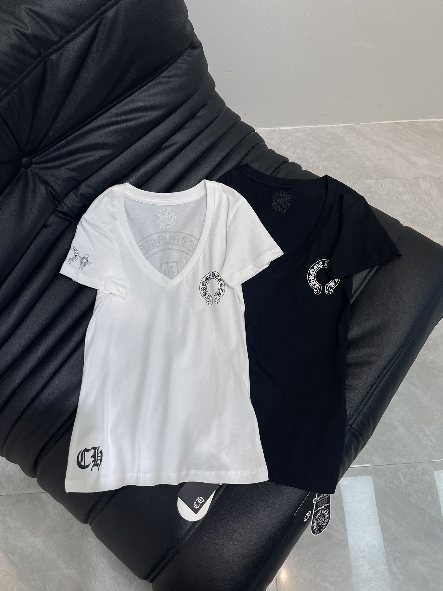 NO:333274,Chrome Hearts*25 new versatile horseshoe v-neck T-shirt, instantly turned into a paper man!  The big Crossie's waist-retracting T-shirt is coming recently!  !  It's worthy of his popularity. It looks slim and versatile. Paired with low-waisted denim shorts to show off your figure. Wear it boldly in summer. SML, chrome hearts, chrome hearts, shorts, tees, t-shirt, alexander wang19860909Chrome Hearts*25新款百搭马蹄铁v领小T恤 秒变纸片人！ 最近大的克罗修身收腰T恤来啦！！ 不愧有他火的道理 显瘦又百搭 搭配低腰牛仔短裤 嘎嘎显身材 夏天给我大胆穿 SML,,chrome hearts,chrome hearts,shorts,tees，t-shirt,alexander wang,Women's clothing