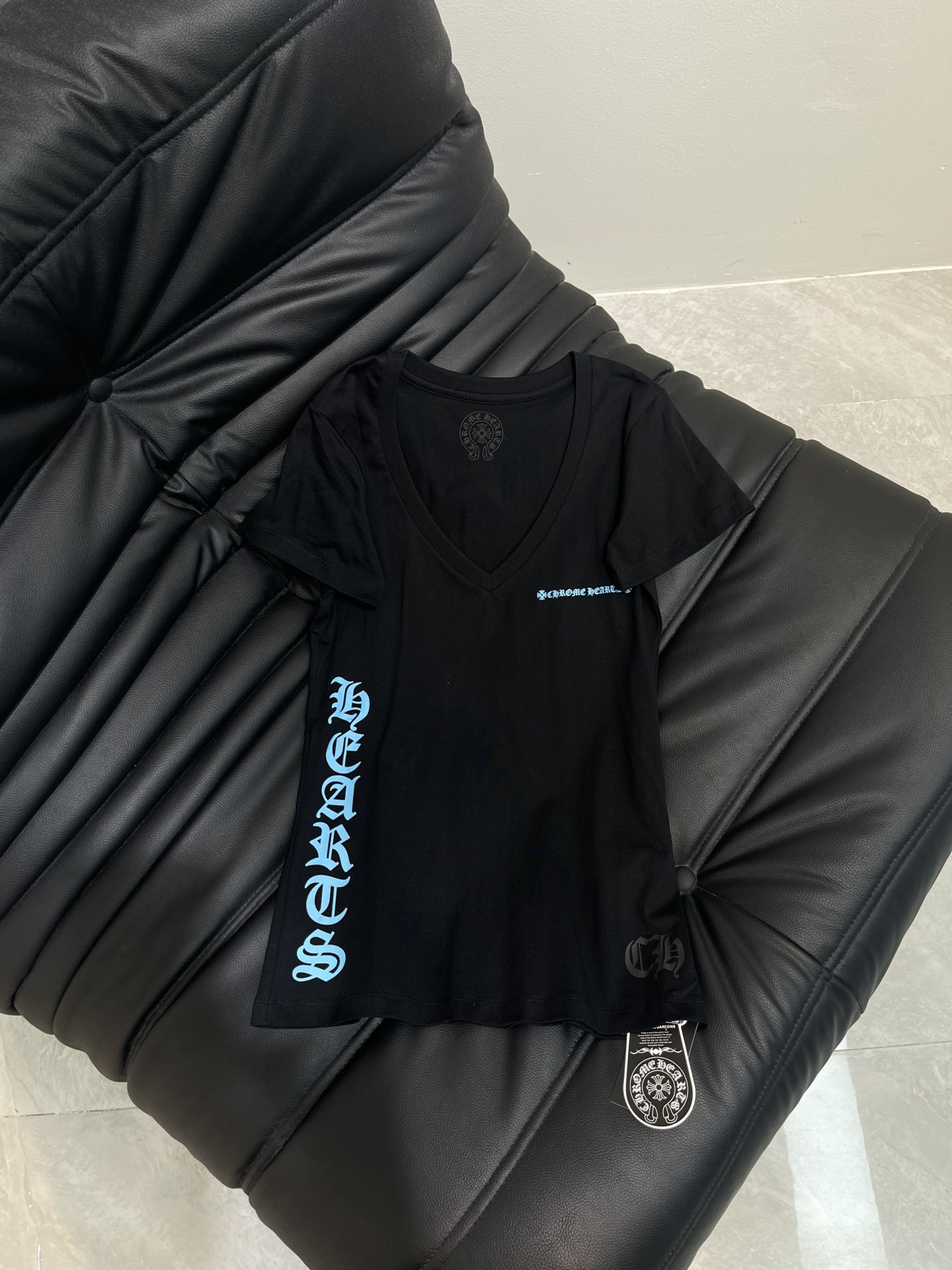 NO:333271,Chrome Hearts* 25 new versatile black front shoulder V-neck T-shirt, instantly turning into a paper man!  Recently, the big Croxin slim waist-hugging T-shirt is here!  !  It's worthy of his popularity. It looks slim and versatile. Paired with low-waisted denim shorts to show off your figure. Wear it boldly in summer. SML, chrome hearts, chrome hearts, shorts, tees, t-shirt, alexander wang19860909Chrome Hearts*克罗心25新款百搭黑色正肩v领小T恤 秒变纸片人！ 最近大的克罗心修身收腰T恤来啦！！ 不愧有他火的道理 显瘦又百搭 搭配低腰牛仔短裤 嘎嘎显身材 夏天给我大胆穿 SML,,chrome hearts,chrome hearts,shorts,tees，t-shirt,alexander wang,Women's clothing