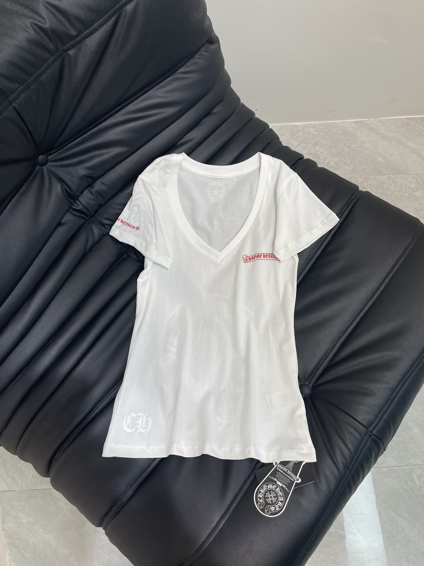 NO:333277,Chrome Hearts* 25 new red Sanskrit print versatile V-neck T-shirt, instantly turning into a paper man!  Recently, the big Croxin slim waist-hugging T-shirt is here!  !  It's worthy of his popularity. It looks slim and versatile. Paired with low-waisted denim shorts to show off your figure. Wear it boldly in summer. SML, chrome hearts, chrome hearts, shorts, tees, t-shirt, alexander wang19860909Chrome Hearts*克罗心25新款红色梵文印花百搭v领小T恤 秒变纸片人！ 最近大的克罗心修身收腰T恤来啦！！ 不愧有他火的道理 显瘦又百搭 搭配低腰牛仔短裤 嘎嘎显身材 夏天给我大胆穿 SML,,chrome hearts,chrome hearts,shorts,tees，t-shirt,alexander wang,Women's clothing