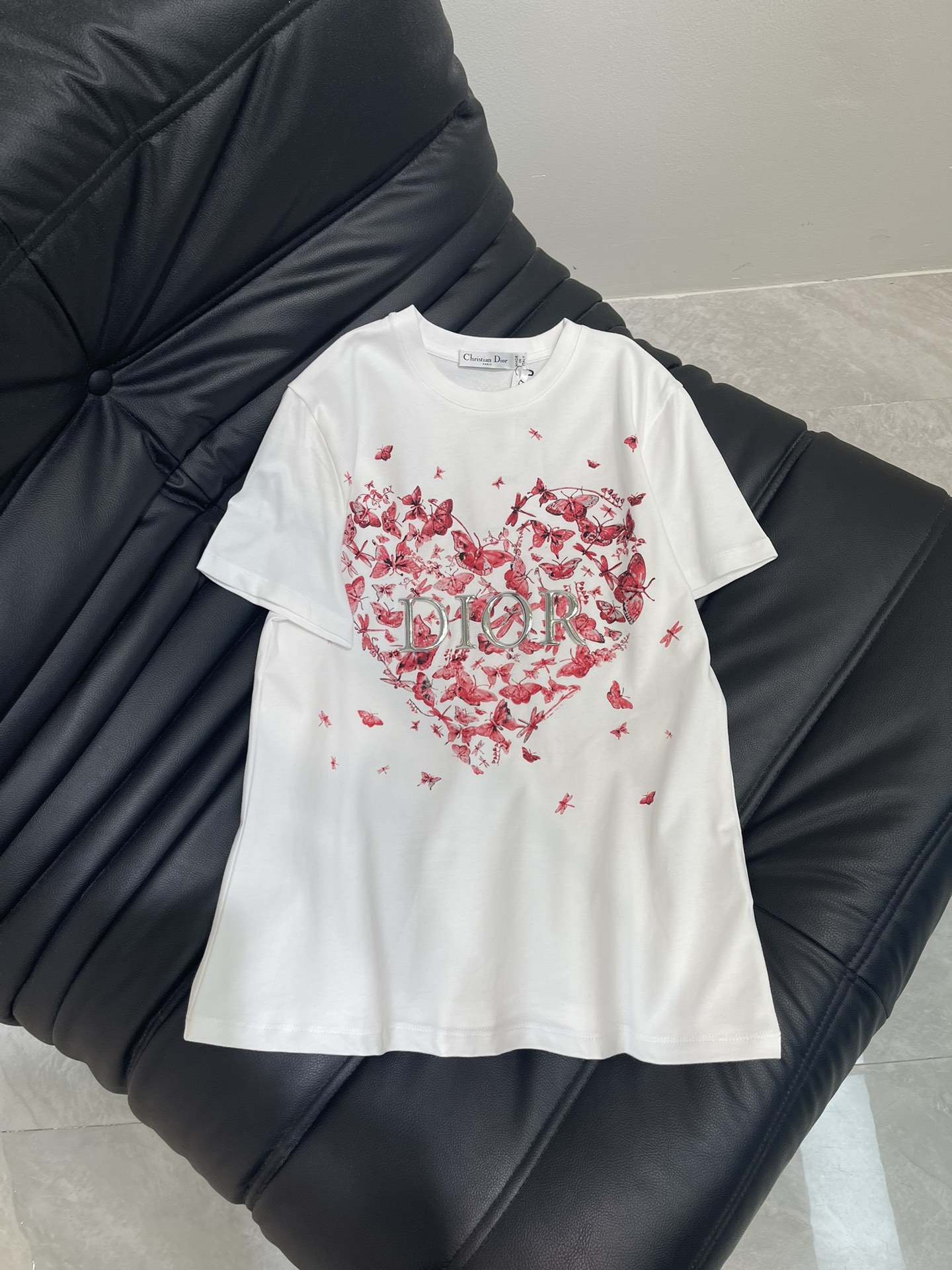 NO:333282,Dio*25 spring and summer new round neck printed forest short-sleeved T-shirt custom YB mercerated cotton material breathable and comfortable, full texture. Regular T-shirt cutting highlights the brand style. Made of gram-weight pure cotton, slightly elastic, and gives a slimming visual effect. Three-dimensional letters of the chest are natural style printed patterns. Combined into a visual sense of love. Matched with the bee logo decoration of the back collar to create a unique style that is casual and casual. The brand's high-end design feels full. The inner wear is brilliant and fashionable. SML,,dior,T-shirt,tees,t-shirt,alexander wang19860909Dio*25春夏新款圆领印花森系短袖T恤 定制YB丝光全棉材质 透气舒适 质感十足 常规T恤裁剪 凸显品牌格调 采用克重纯棉制成 略带有弹力 呈现显瘦视觉效果 胸前立体字母森系自然风格印花图案 组合成爱心即视感 搭配后领蜜蜂徽标装饰 打造仙气中不失休闲的个性风格 品牌高级设计感拉满 单穿内搭都出彩时髦 SML,,dior,T-shirt,tees，t-shirt,alexander wang,Women's clothing