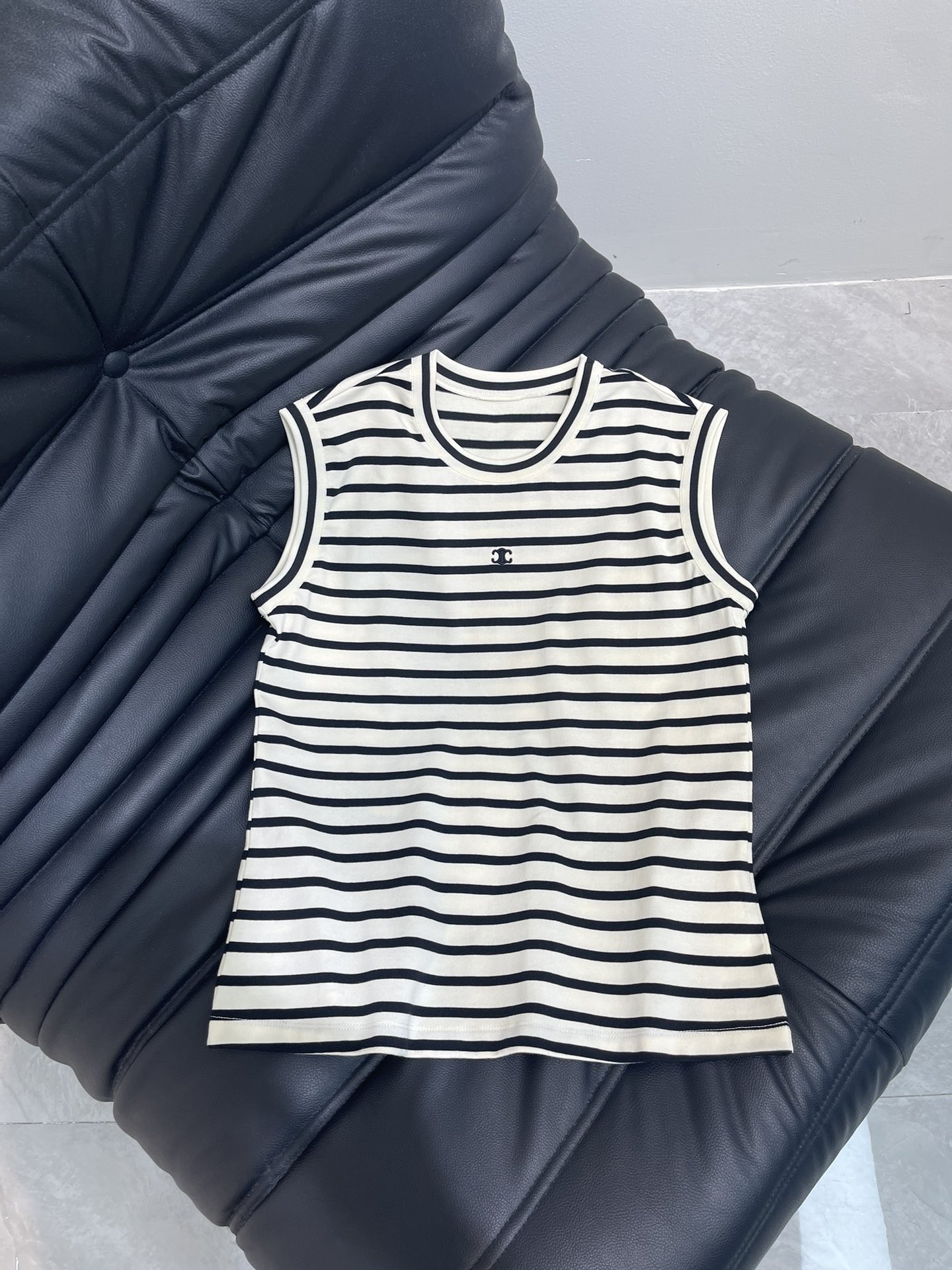 NO:333258,Celin*25 new contrast striped vest. It is easy to get a fashionable feeling. The stripes are really versatile, exquisite and not picky, classic logo embellishment on the chest, beautiful inside and outside, cool and comfortable and not picky. SML, celine, alexander wang19860909Celin*25新款撞色条纹背心.很容易就能Get到的时髦感,条纹真的是太百搭了,精致不挑人的版型,胸前经典logo点缀,内搭外穿都好看,清凉舒适不挑人.SML,,celine,alexander wang,Women's clothing