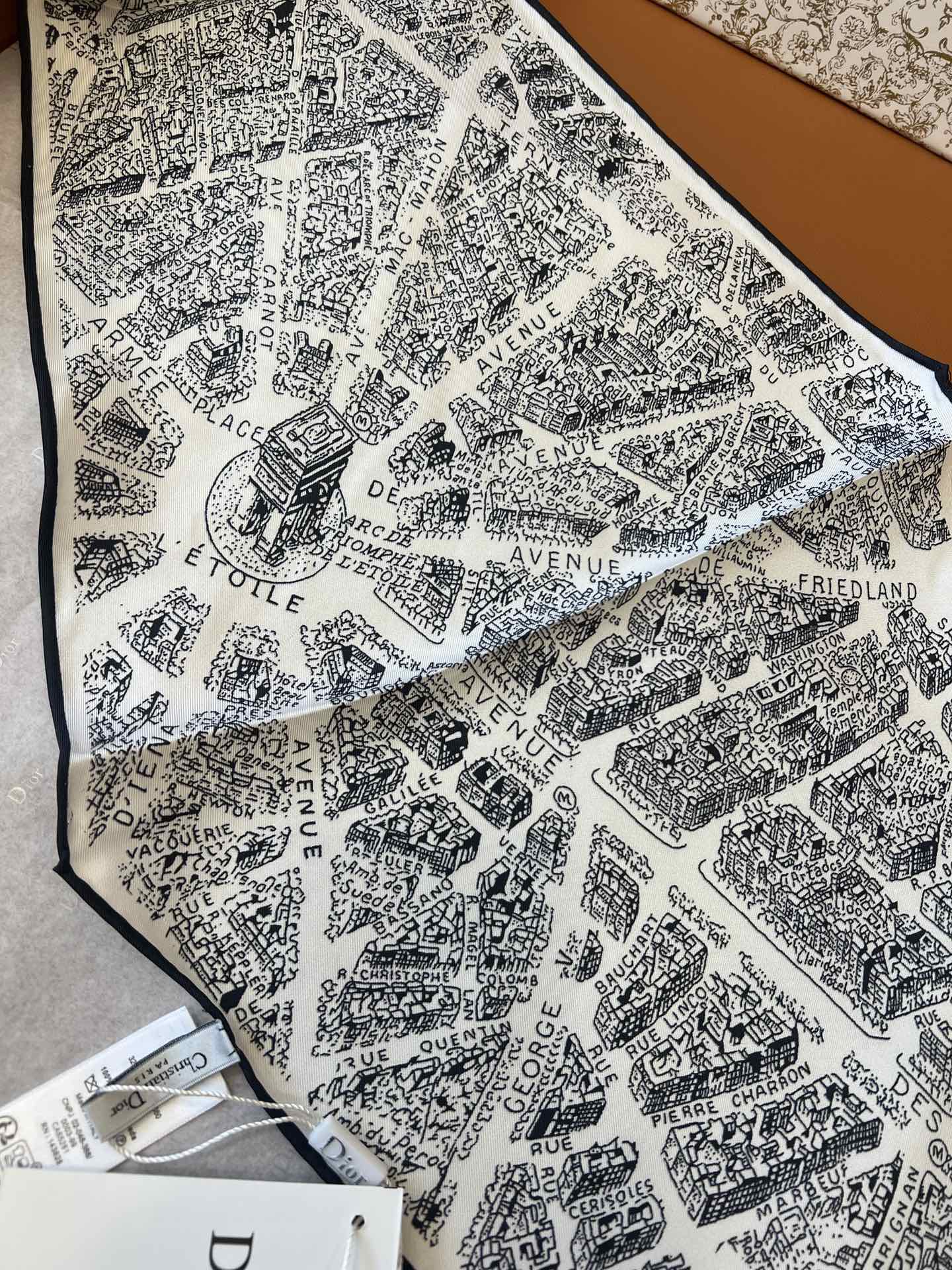 价格：（不含包装）
𝐃𝐈𝐎𝐑 •《菱形巾-巴黎地图》白色
Size：35x110cm 100%斜纹真丝 