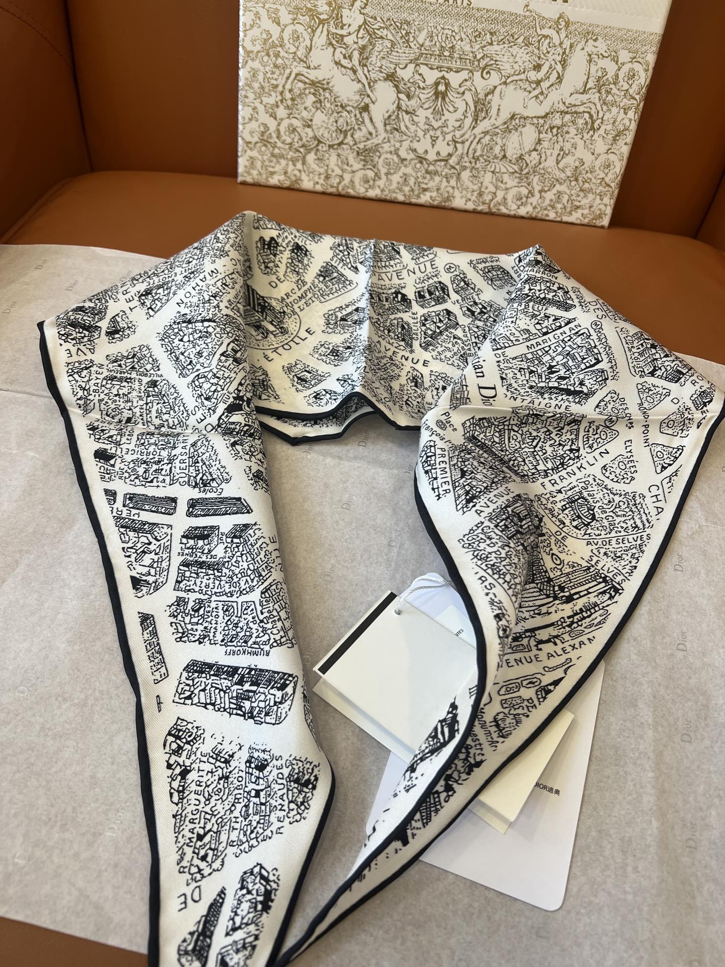 价格：（不含包装）
𝐃𝐈𝐎𝐑 •《菱形巾-巴黎地图》白色
Size：35x110cm 100%斜纹真丝 