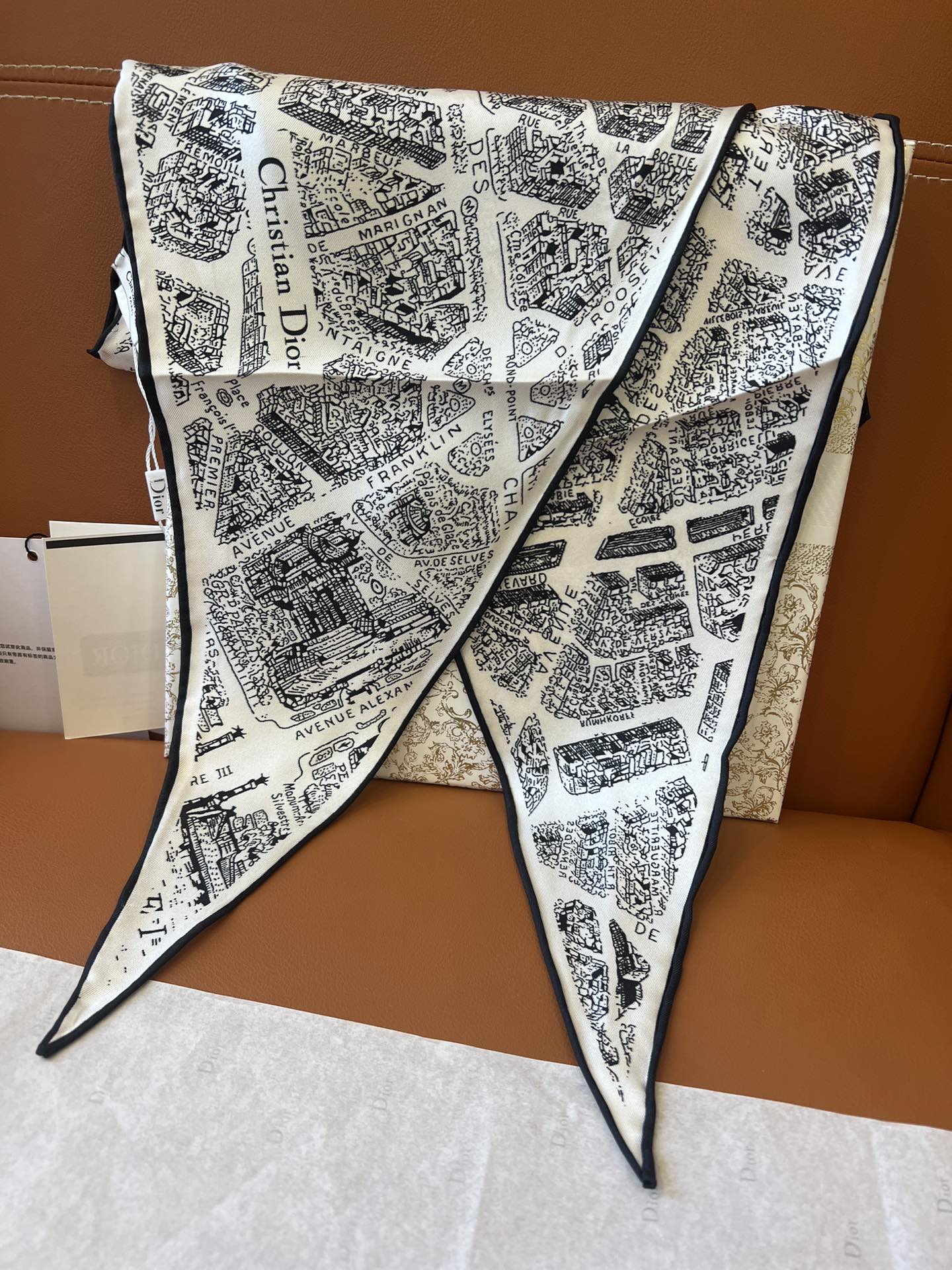 价格：（不含包装）
𝐃𝐈𝐎𝐑 •《菱形巾-巴黎地图》白色
Size：35x110cm 100%斜纹真丝 