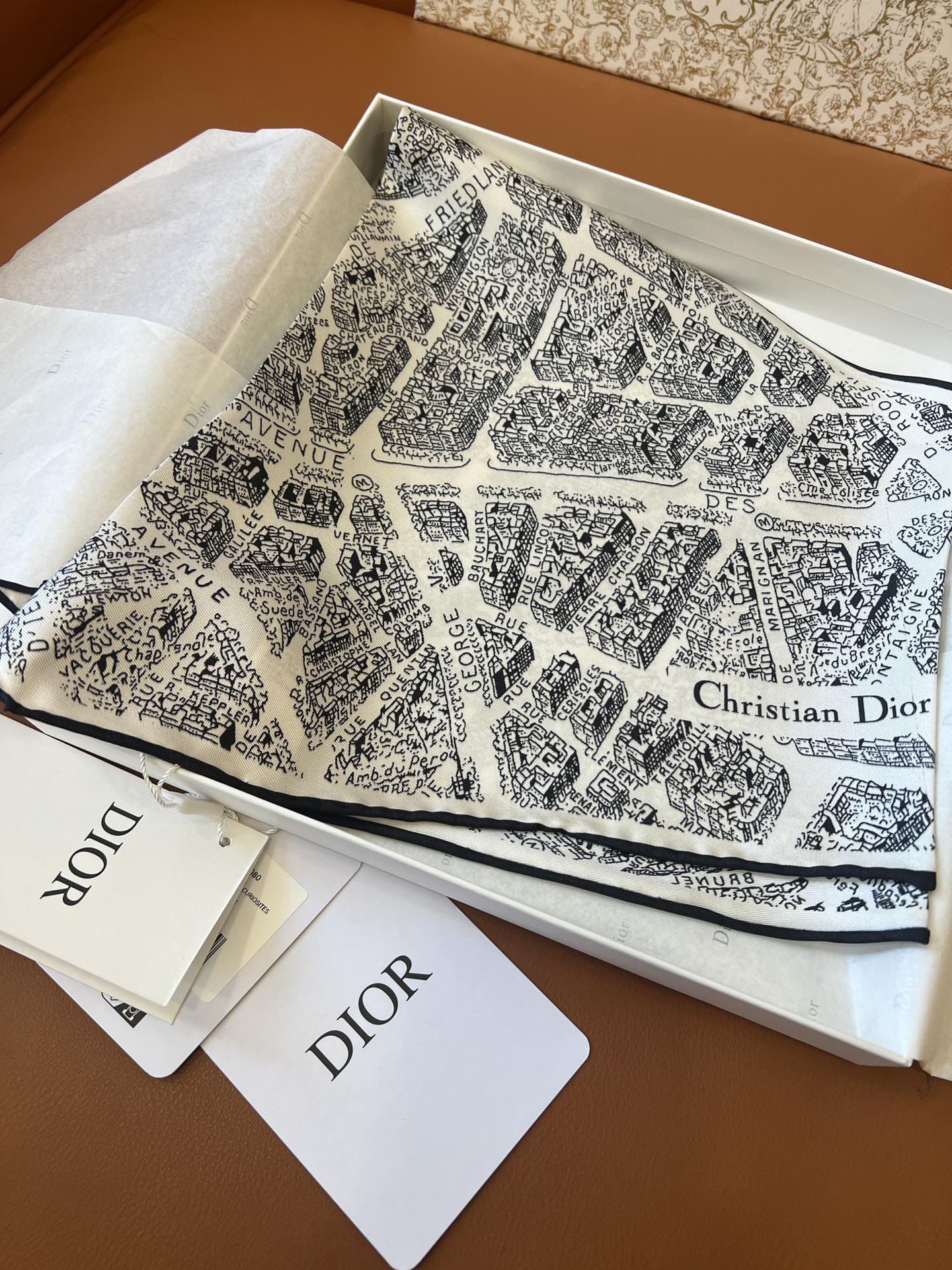 价格：（不含包装）
𝐃𝐈𝐎𝐑 •《菱形巾-巴黎地图》白色
Size：35x110cm 100%斜纹真丝 