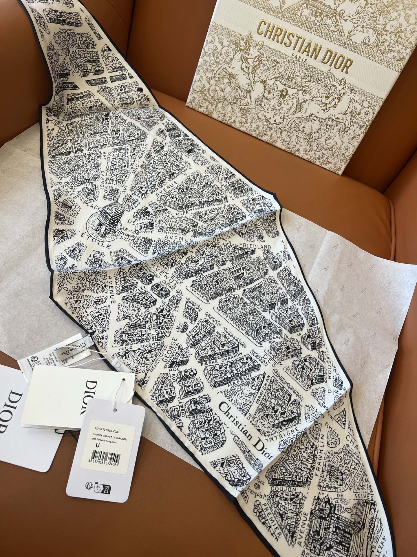 价格：（不含包装）
𝐃𝐈𝐎𝐑 •《菱形巾-巴黎地图》白色
Size：35x110cm 100%斜纹真丝 
