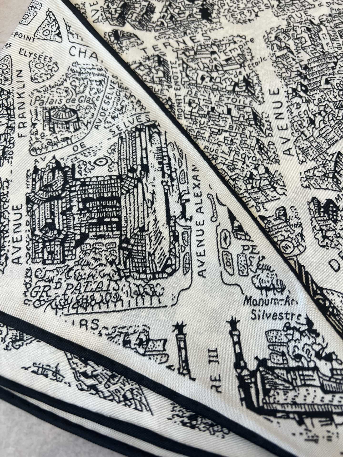 价格：（不含包装）
𝐃𝐈𝐎𝐑 •《菱形巾-巴黎地图》白色
Size：35x110cm 100%斜纹真丝 