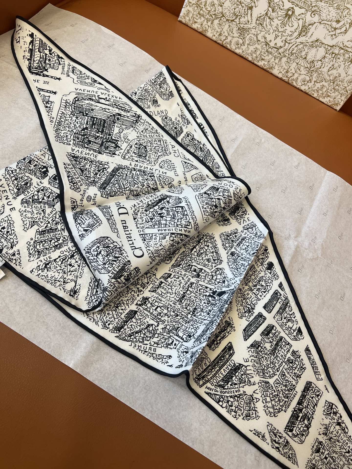 价格：（不含包装）
𝐃𝐈𝐎𝐑 •《菱形巾-巴黎地图》白色
Size：35x110cm 100%斜纹真丝 