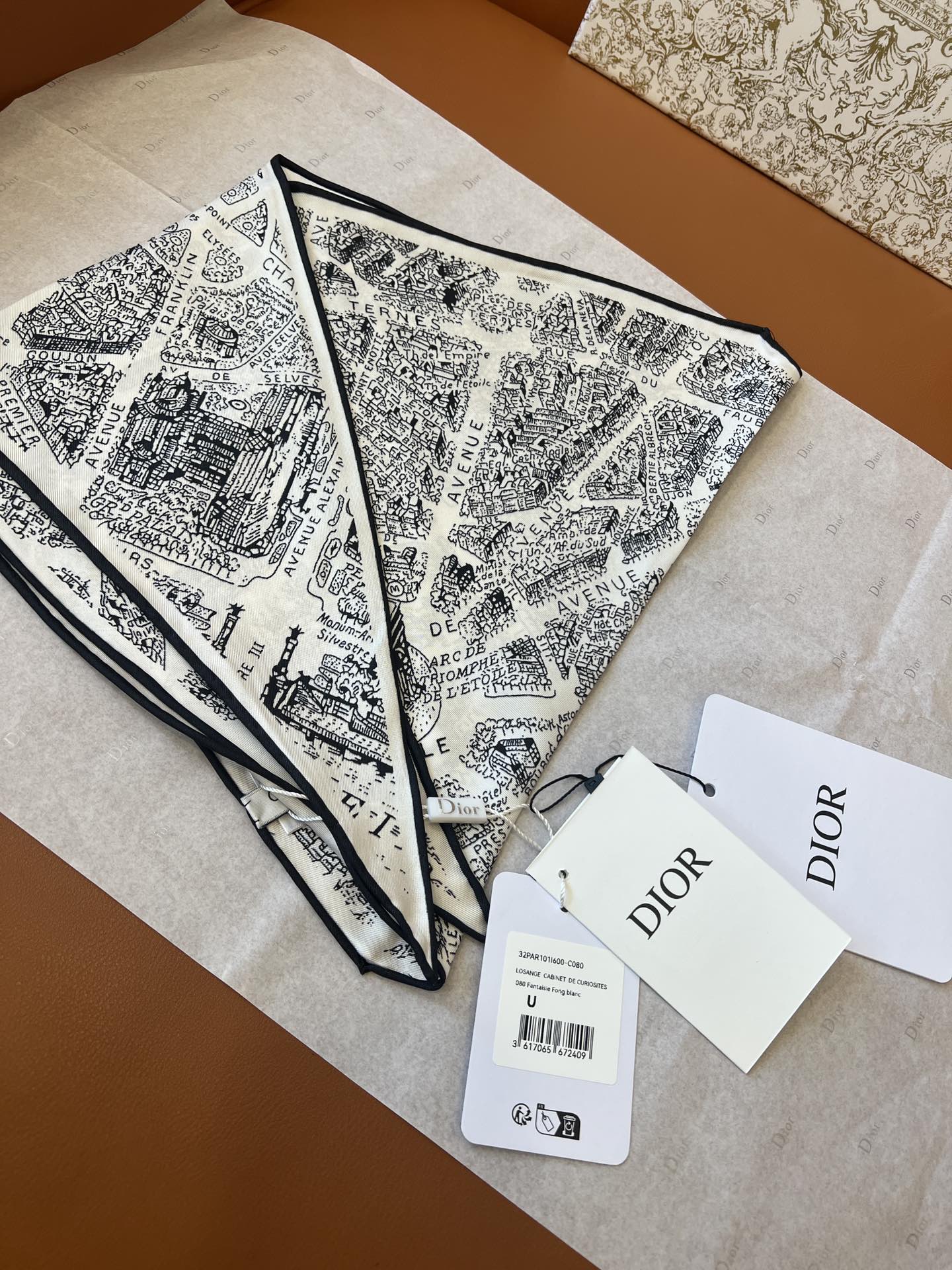 价格：（不含包装）
𝐃𝐈𝐎𝐑 •《菱形巾-巴黎地图》白色
Size：35x110cm 100%斜纹真丝 