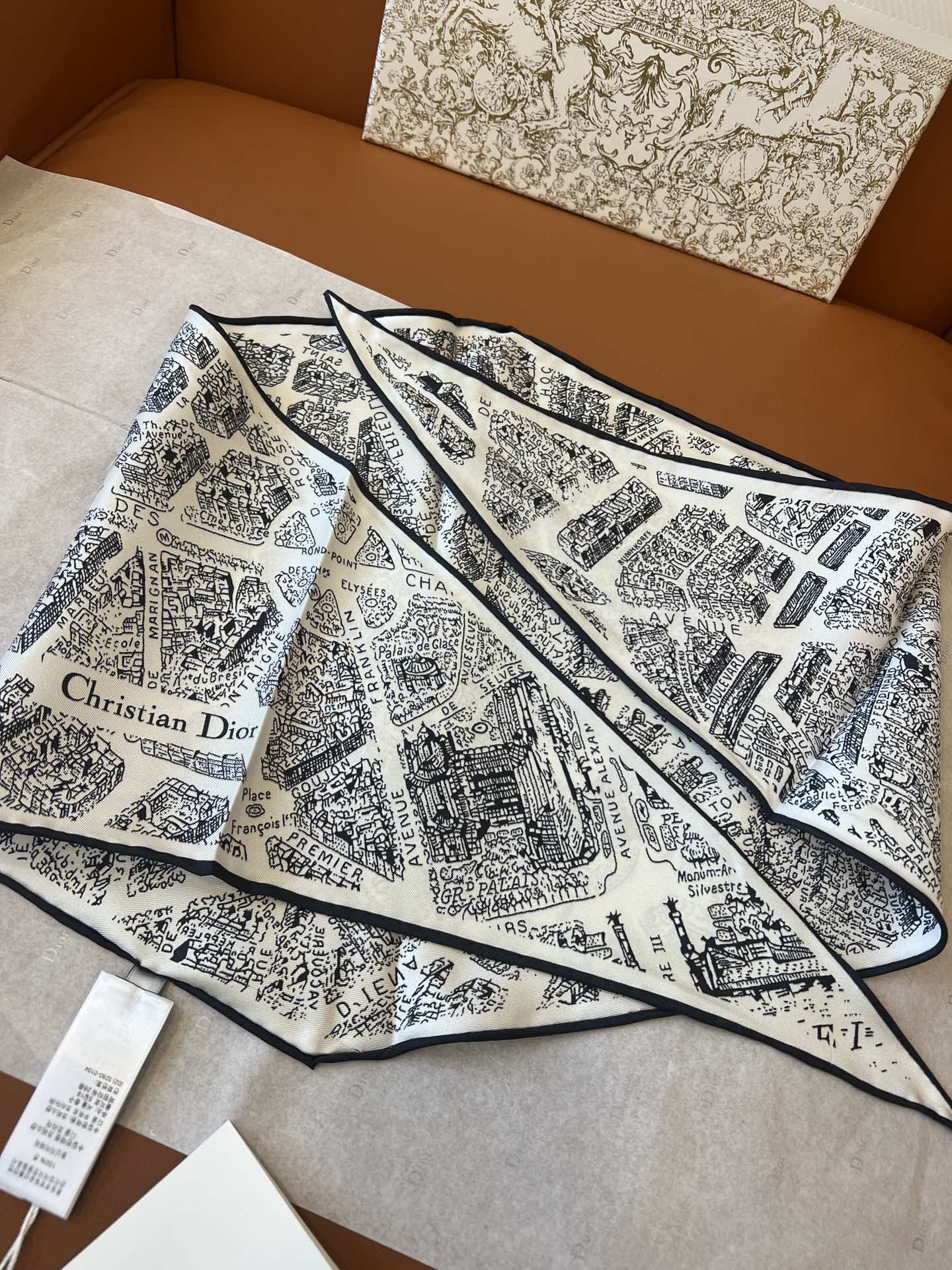价格：（不含包装）
𝐃𝐈𝐎𝐑 •《菱形巾-巴黎地图》白色
Size：35x110cm 100%斜纹真丝 