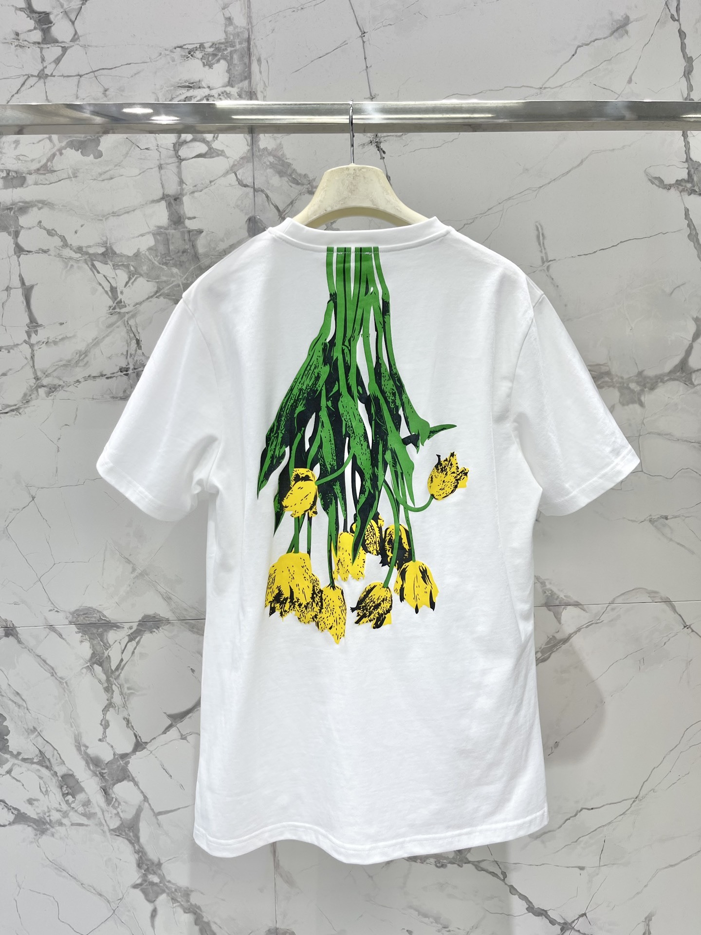 𝗟𝗢𝗘𝗪𝗘* 罗意威25ss 新款复古花卉印花短袖T恤
简直美到窒息!复古的花卉印花图案,色彩斑斓,细
