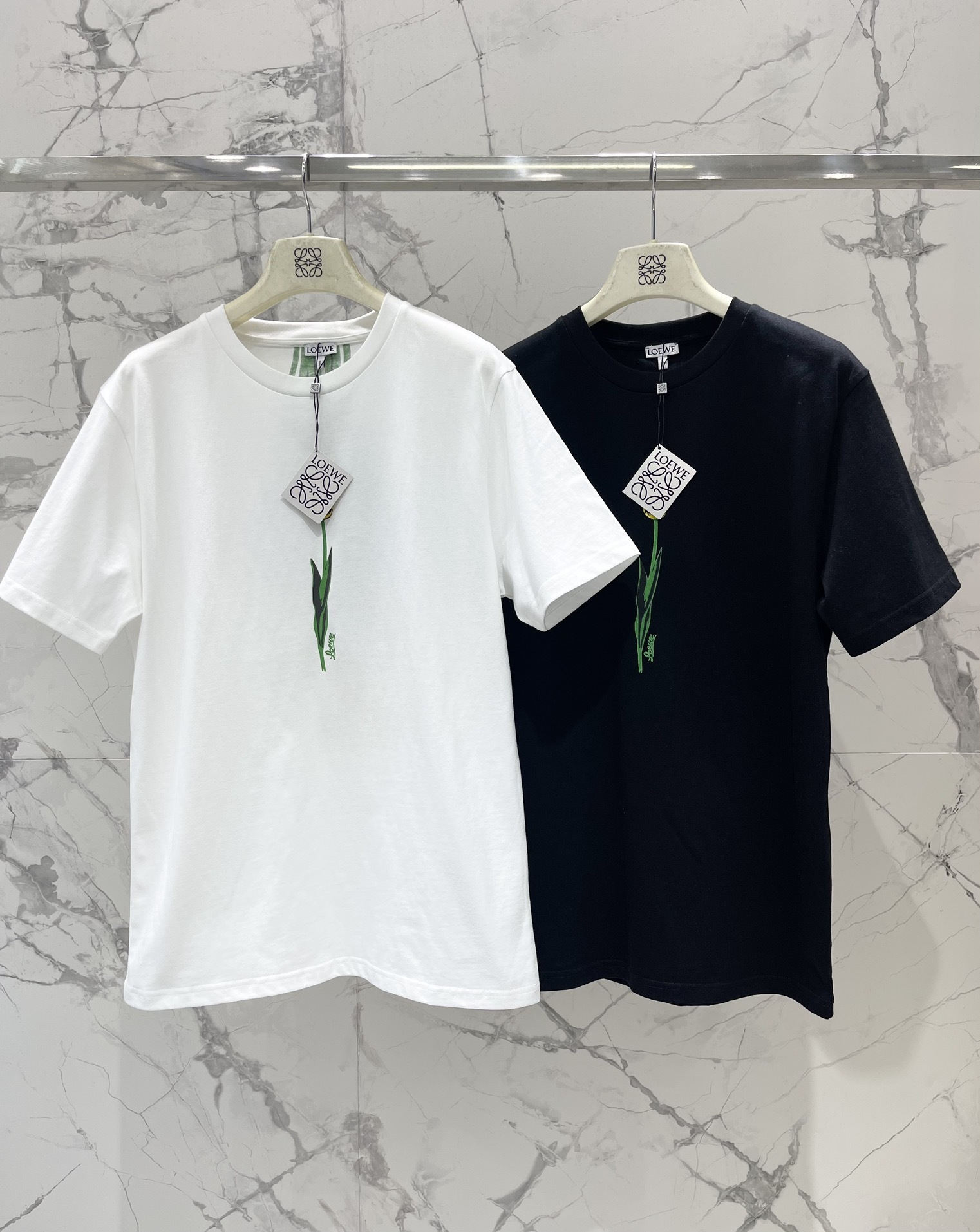 𝗟𝗢𝗘𝗪𝗘* 罗意威25ss 新款复古花卉印花短袖T恤
简直美到窒息!复古的花卉印花图案,色彩斑斓,细