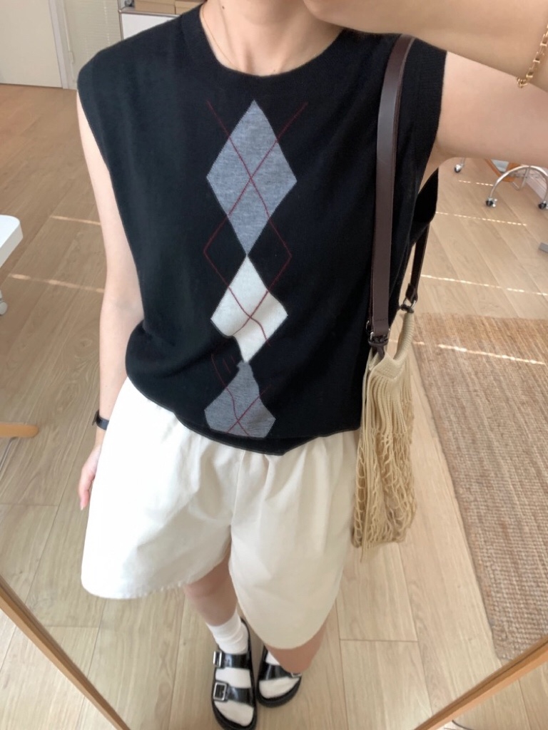 Miu-Inspired Merino Wool Argyle Knit Vest Top - Soft, Lightweight & Stylish 5 i1747041590 3603 4