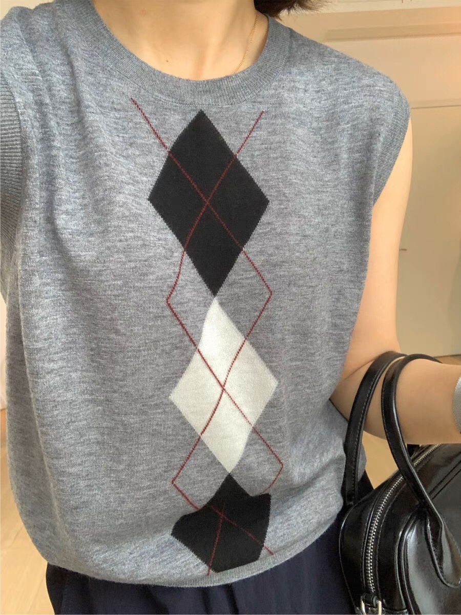 Miu-Inspired Merino Wool Argyle Knit Vest Top - Soft, Lightweight & Stylish 3 i1747041590 4070 2