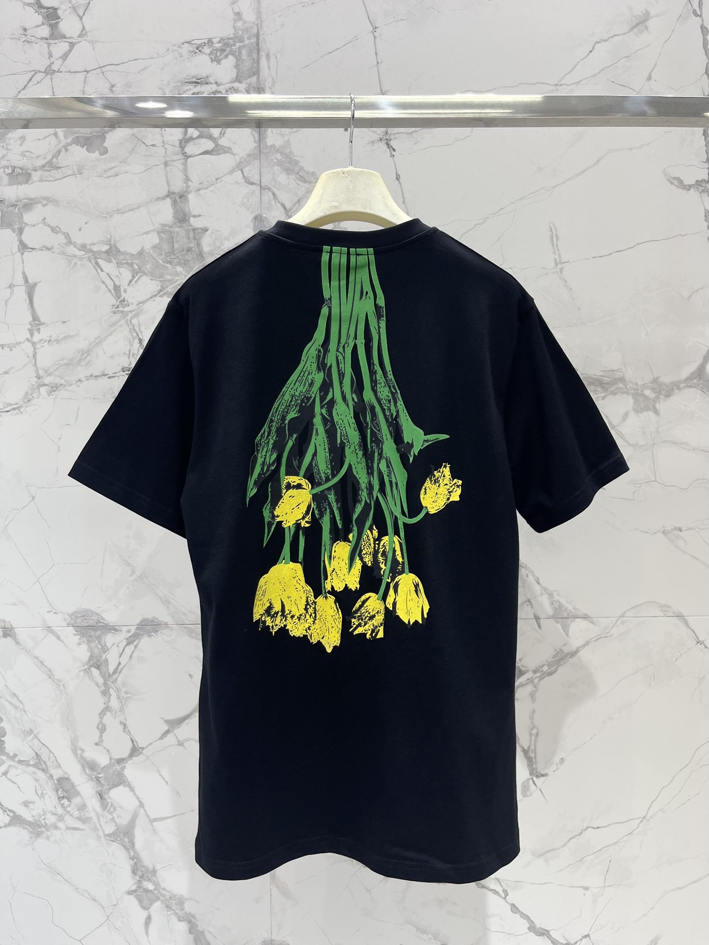 𝗟𝗢𝗘𝗪𝗘* 罗意威25ss 新款复古花卉印花短袖T恤
简直美到窒息!复古的花卉印花图案,色彩斑斓,细