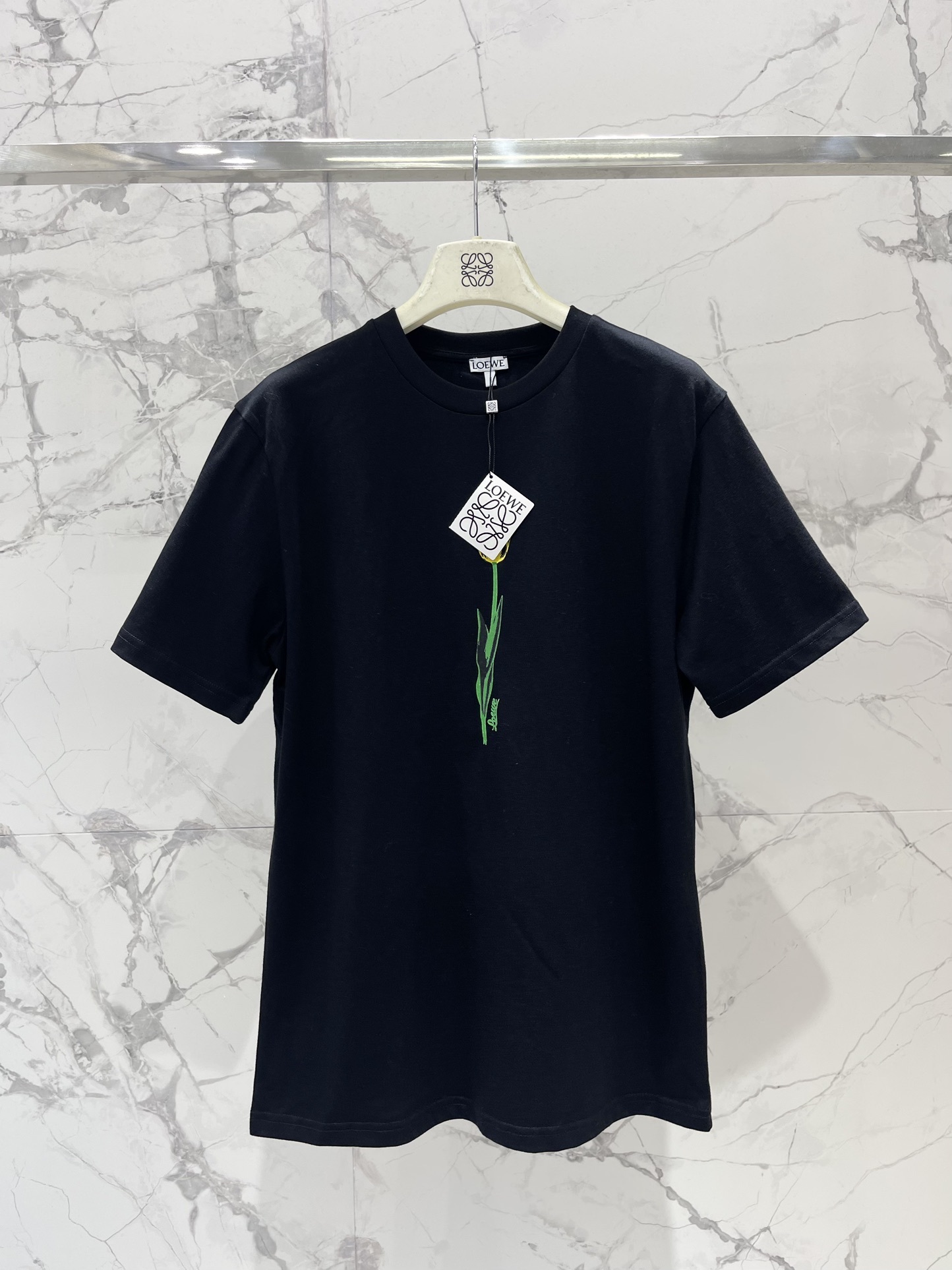 𝗟𝗢𝗘𝗪𝗘* 罗意威25ss 新款复古花卉印花短袖T恤
简直美到窒息!复古的花卉印花图案,色彩斑斓,细