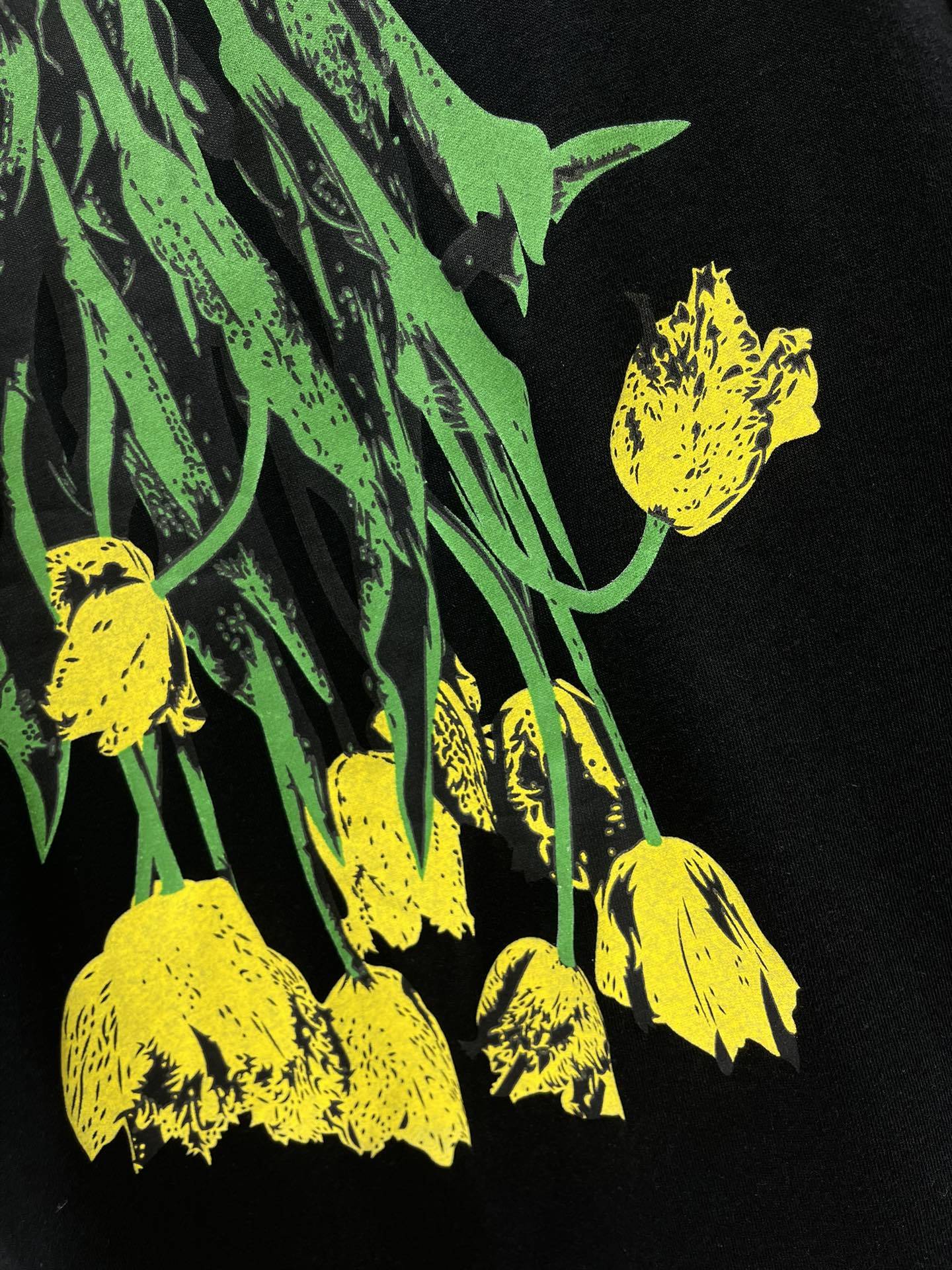 𝗟𝗢𝗘𝗪𝗘* 罗意威25ss 新款复古花卉印花短袖T恤
简直美到窒息!复古的花卉印花图案,色彩斑斓,细
