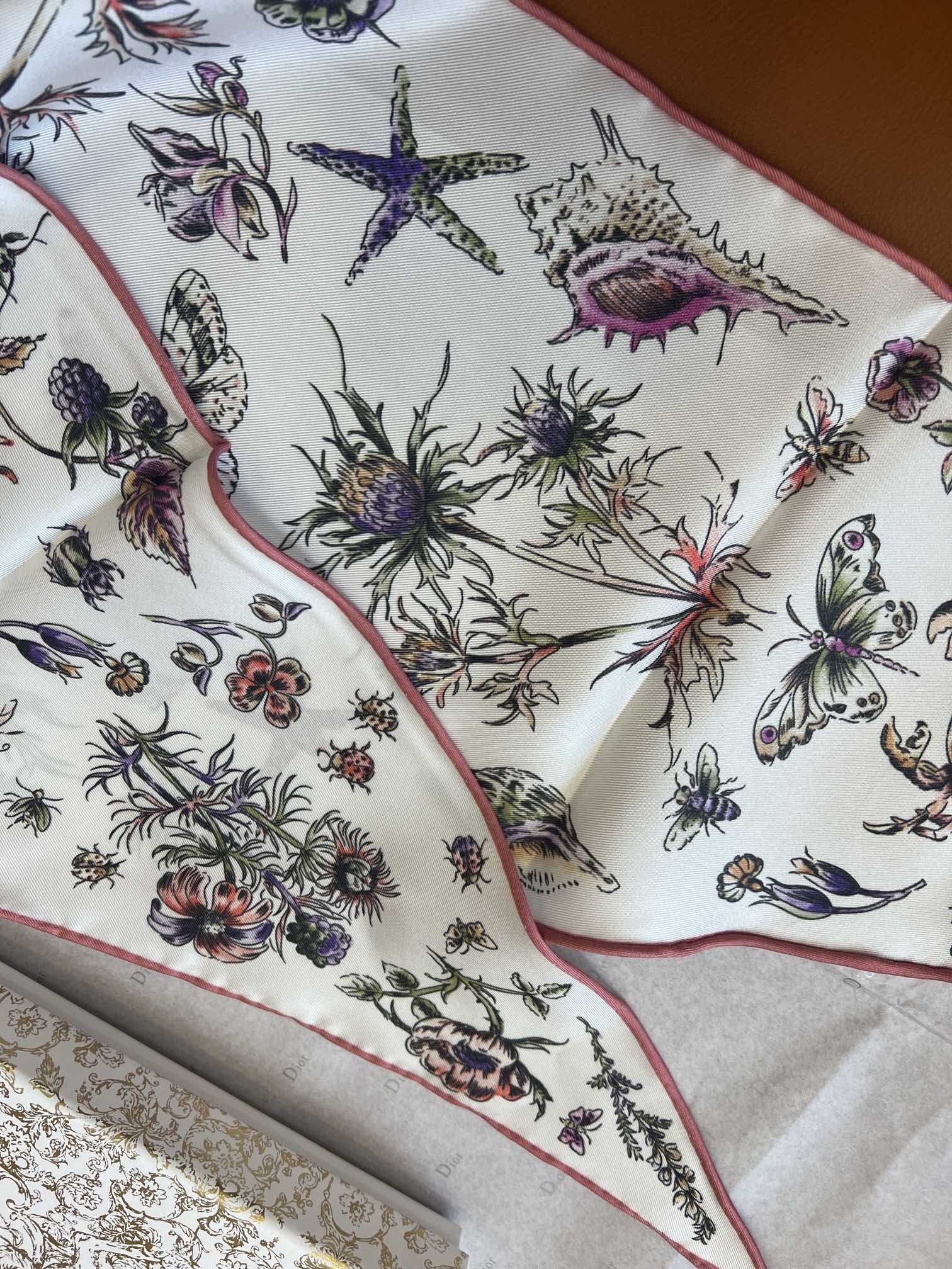 价格(不含包装)
𝐃𝐈𝐎𝐑 •《菱形巾-海底世界》
Size:35x110cm 100%斜纹真丝 手工卷