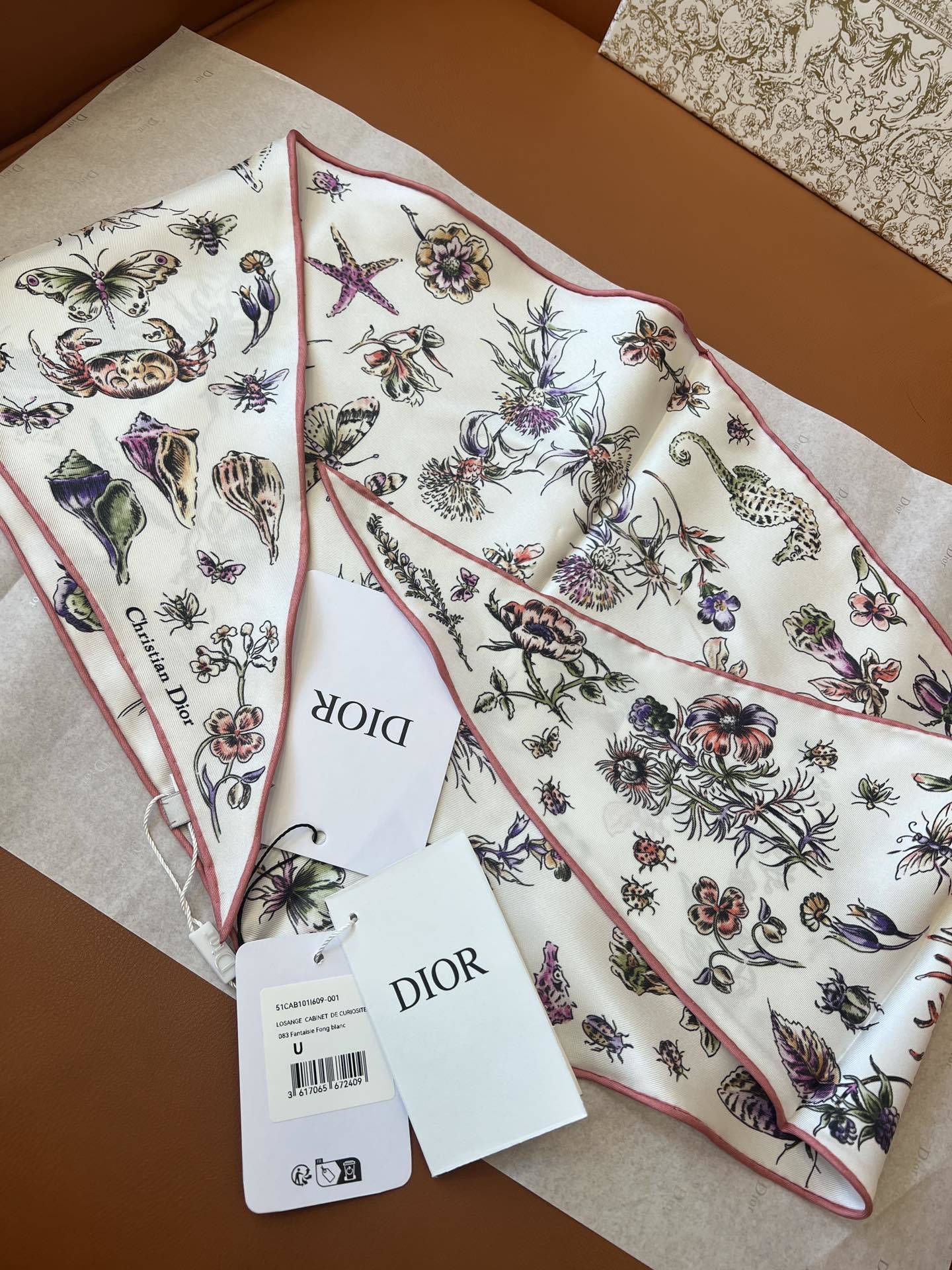 价格(不含包装)
𝐃𝐈𝐎𝐑 •《菱形巾-海底世界》
Size:35x110cm 100%斜纹真丝 手工卷