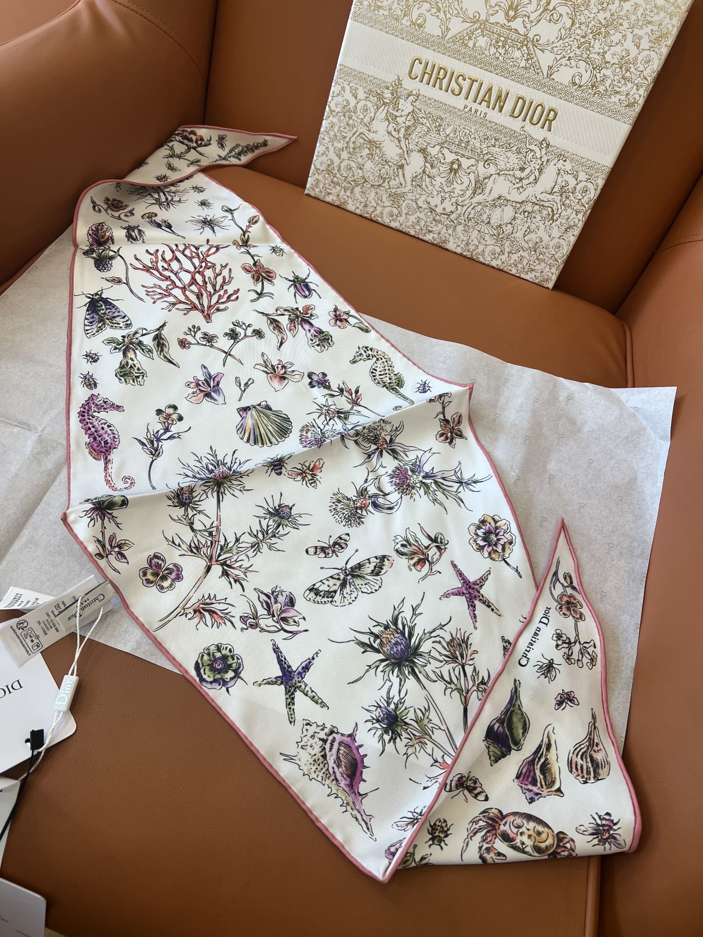 价格(不含包装)
𝐃𝐈𝐎𝐑 •《菱形巾-海底世界》
Size:35x110cm 100%斜纹真丝 手工卷