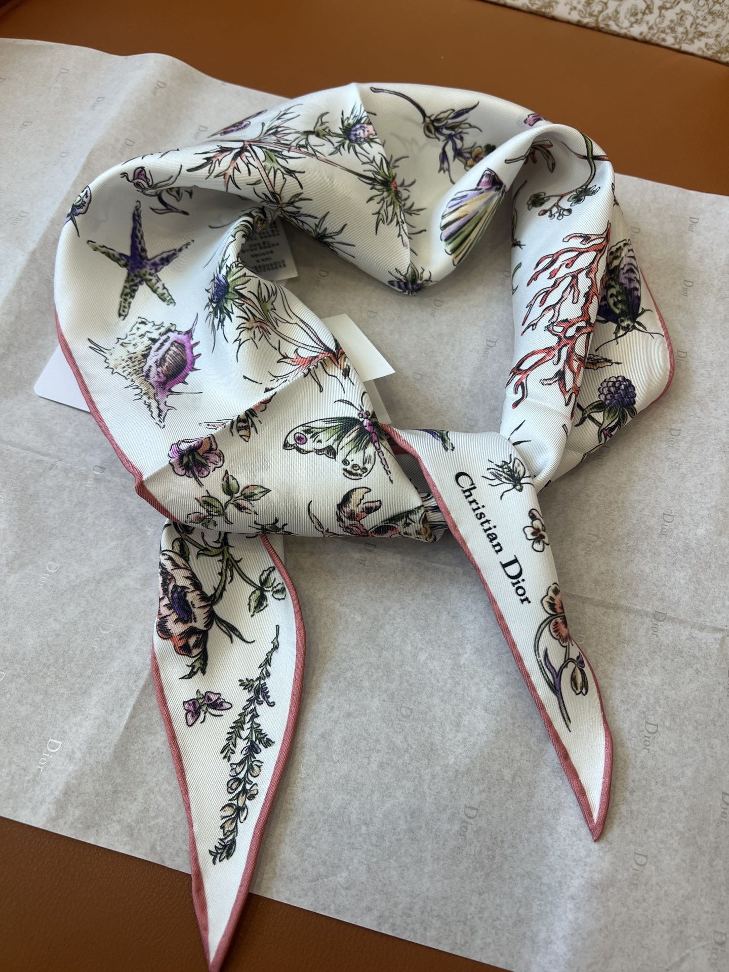 价格(不含包装)
𝐃𝐈𝐎𝐑 •《菱形巾-海底世界》
Size:35x110cm 100%斜纹真丝 手工卷