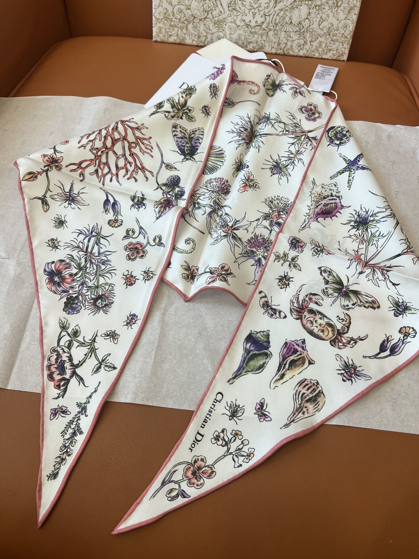 价格(不含包装)
𝐃𝐈𝐎𝐑 •《菱形巾-海底世界》
Size:35x110cm 100%斜纹真丝 手工卷