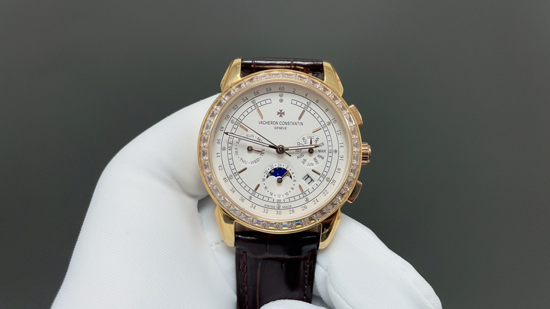 NO:393050,The new Vacheron Constantin inheritance upgraded version series is launched shockingly!  Multi-functional premium couple watch!  Xiaohongshu hits. 1 equipped with the original imported moon phase function movement mechanical watch with accurate zero return time!  2 The dial uses a bar as a scale to show the luxurious temperament of this watch!  The 3-belt uses imported square scale cowhide strap, the watch mirror adopts a high-quality mirror and a perspective bottom cover!  4 diameter men's model 41 mm, thickness 10 mm, women's model 35 mm, thickness 10 mm!  5 watch functions combine week/month/date/moon/sun and other functions, and the best male and female watches are truly standard for rich women!  It is a representative work of high-end watches. The reputation details reveal the nobleness of women and their taste is very good!  Consistent with the inside and out, unique ingenuity!  Please identify the exclusive quality, vacheron, cowhide19860909新款上市江诗丹顿传承升级版系列震撼上市！多功能的高级情侣对表！小红书爆款. 1搭载原装进口月相功能机芯机械表走时精准零返修！ 2表盘上采用条钉作为刻度更显示出这款腕表的华贵气质！ 3皮带采用进口方形鳞纹牛皮表带,表镜采用高品质的镜面,透视底盖！ 4直径男款41毫米,厚度10毫米,女款35毫米,厚度10毫米！ 5腕表功能汇集星期/月份/日期/月亮/太阳等功能于一身,最佳男女腕表真正的富家女标配！为高端腕表的代表之作 尊贵彰显之美誉细节之处透露女士高贵,品位十分！ 表里如一 独具匠心！请认准独家品质,,vacheron,cowhide,Watch