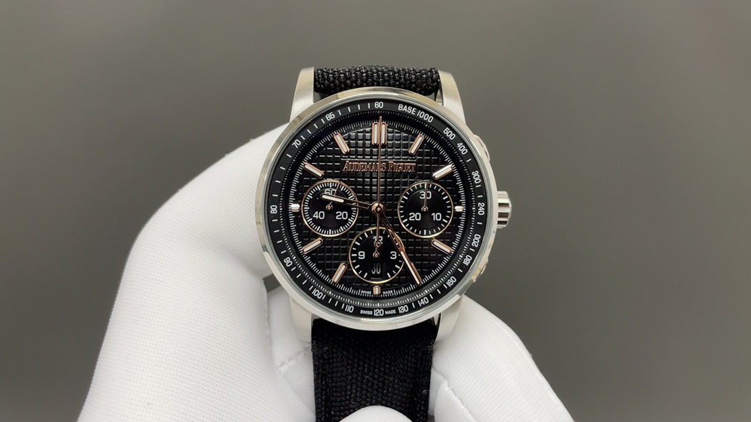 NO:553226,AP Royal Oak 26048 Offshore 41 Love Chronograph Mechanical Watch 1. The case is top-notch treated according to the original mold opening and multiple processes. 2. The one-dimensional and neat disk 'biscuit texture' is exactly the same as the original. 3: The original mold opening details of the 316 stainless steel case have been polished and frosted through multiple processes. 4. The movement has accurate 9-digit small seconds. 5. The watch mirror is made of imported anti-glare crystal sapphire glass.  6. The strap is matched with imported Italian calfskin and canvas belts, and the buckle is a practical original pin buckle, size 41mm, highly recommended for entry-level Audemars Piguet, quality production, audemars, cowhide19860909AP皇家橡树26048离岸型41爱计时机械腕表 1.壳套按照原装开模多道工序顶级处理 2.一体字面立体工整的盘面“饼干纹理”和原装一模一样 3:316精钢表壳原装开模细节经过多道工序的打磨磨砂处理 4.机芯9字位小秒走时精准 5.表镜选用进口防眩水晶蓝宝石玻璃镜面 6.表带搭配进口意大利小牛皮以及帆布皮带,表扣实用原装针扣,尺寸41mm,爱彼入门级强烈推荐,精品打造,,audemars,cowhide,Watch