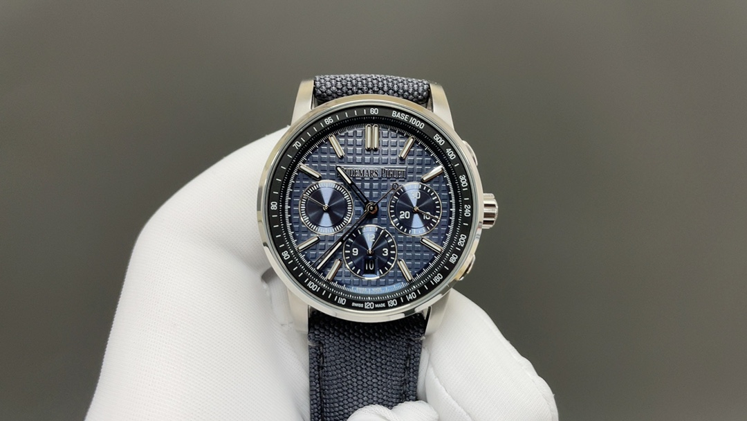 NO:393056,AP Royal Oak 26048 Offshore 41 Ai Chronograph Mechanical Watch 1. The shell cover is treated according to the original mold opening process top-level processing 2. The integrated literal three-dimensional neat disc 'biscuit texture' is exactly the same as the original 3:316 stainless steel case original mold opening details have been polished and matte by multiple processes 4. The movement is accurate in 9-character position in small seconds 5. The watch mirror uses imported anti-glare crystal sapphire glass mirror 6. The strap is paired with imported Italian calfskin and canvas belt, and the buckle is practical and original pin buckle, size 41mm, Audemars, cowhide19860909AP皇家橡树26048离岸型41爱计时机械腕表 1.壳套按照原装开模多道工序顶级处理 2.一体字面立体工整的盘面“饼干纹理”和原装一模一样 3:316精钢表壳原装开模细节经过多道工序的打磨磨砂处理 4.机芯9字位小秒走时精准 5.表镜选用进口防眩水晶蓝宝石玻璃镜面 6.表带搭配进口意大利小牛皮以及帆布皮带,表扣实用原装针扣,尺寸41mm,爱彼入门级强烈推荐,精品打造,,audemars,cowhide,Watch